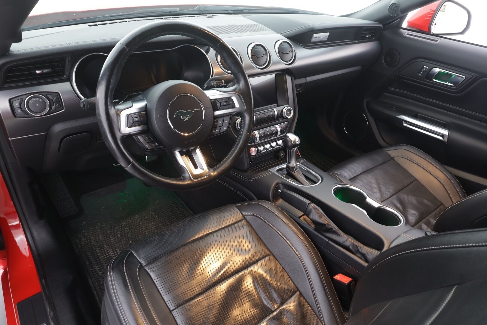 Ford Mustang 2019 2,3 EcoBoost 290hv A10 Fastback - | ACC | B&O | Kaistavahti | Lohko+Sisä | Ilmastoidut nahat | P.Kamera | Navi | LED | Keyless | Digimittari | Suomi-auto | Kahdet renkaat aluvanteilla |