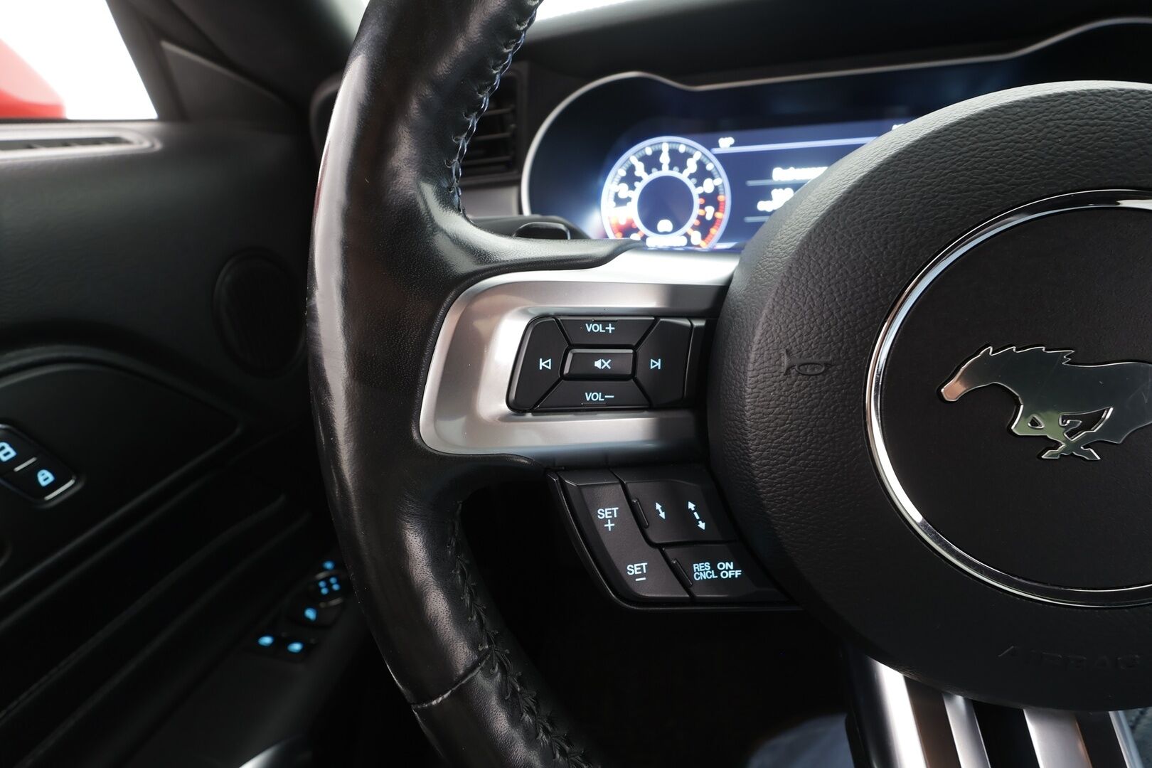 Ford Mustang 2019 2,3 EcoBoost 290hv A10 Fastback - | ACC | B&O | Kaistavahti | Lohko+Sisä | Ilmastoidut nahat | P.Kamera | Navi | LED | Keyless | Digimittari | Suomi-auto | Kahdet renkaat aluvanteilla |