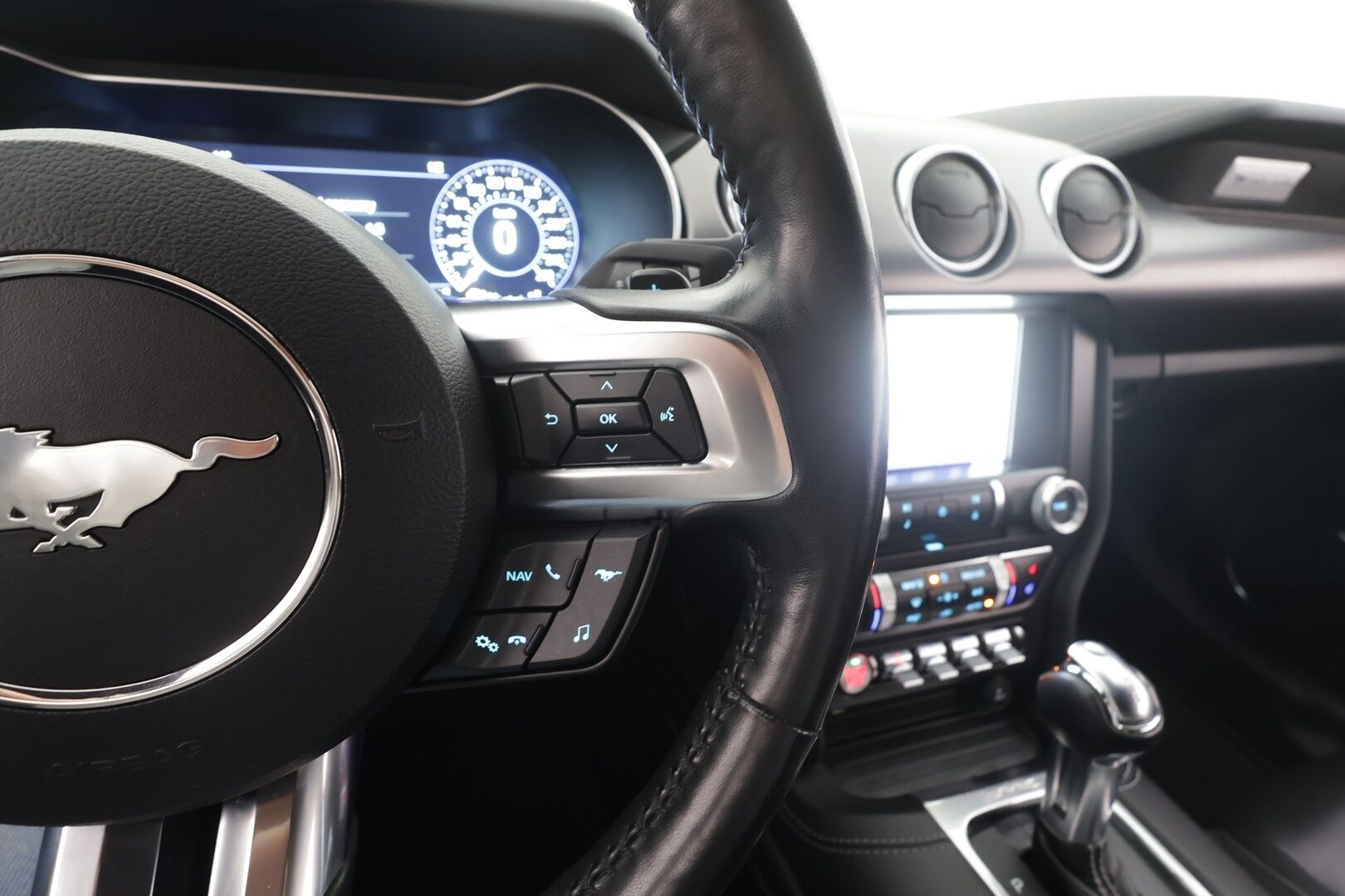 Ford Mustang 2019 2,3 EcoBoost 290hv A10 Fastback - | ACC | B&O | Kaistavahti | Lohko+Sisä | Ilmastoidut nahat | P.Kamera | Navi | LED | Keyless | Digimittari | Suomi-auto | Kahdet renkaat aluvanteilla |