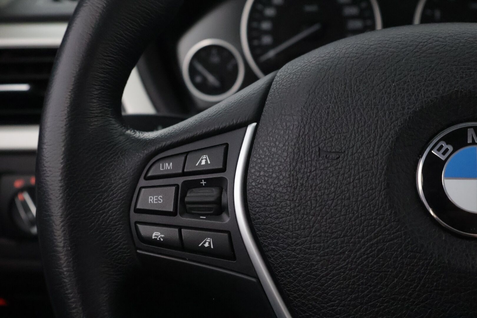 BMW 320 2019 F31 Touring 320i A xDrive Business Exclusive * Adapt.Vakkari / Vetokoukku / HUD / Sporttinahat / Peruutuskamera / LED - Lohkolämmitin / Ratinlämmitin / Juuri huollettu / Ei Adblue järjestelmää! - HULLUT AVAJAISHULINAT KORKOTARJOUS 3,29 %