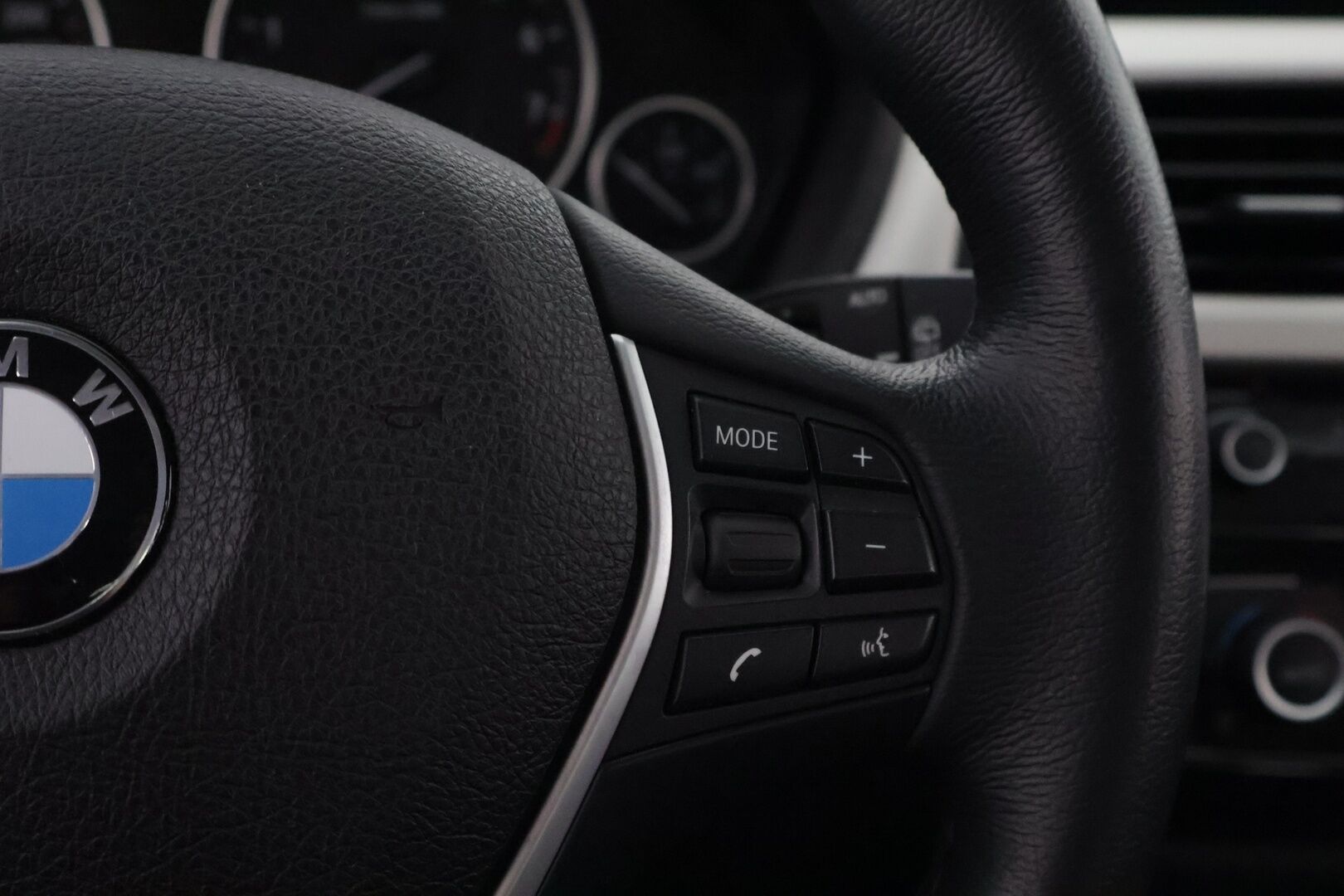 BMW 320 2019 F31 Touring 320i A xDrive Business Exclusive * Adapt.Vakkari / Vetokoukku / HUD / Sporttinahat / Peruutuskamera / LED - Lohkolämmitin / Ratinlämmitin / Juuri huollettu / Ei Adblue järjestelmää! - HULLUT AVAJAISHULINAT KORKOTARJOUS 3,29 %