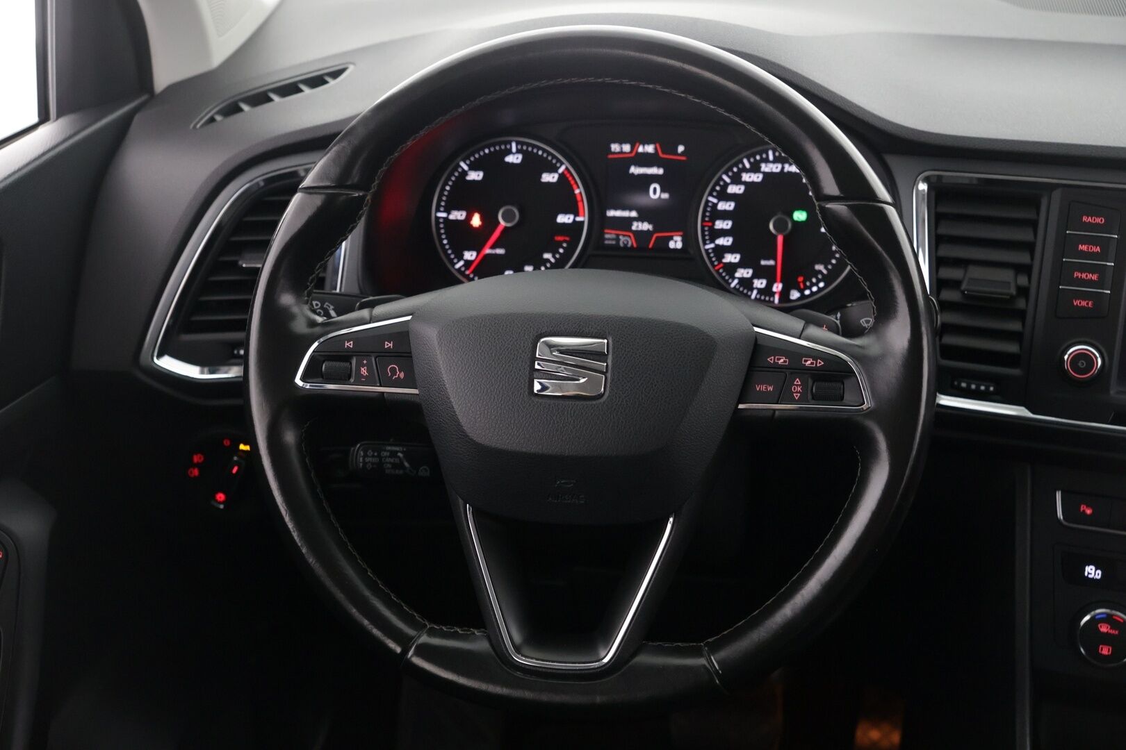 Seat Ateca 2019 1,6 TDI 115 Style Business DSG - Adpatiivinen vakionopeudensäädin | Webasto kaukosäädöllä | Automaattinen ilmastointi | Vetokoukku | P.Kamera | Tutkat eteen ja taakse |
