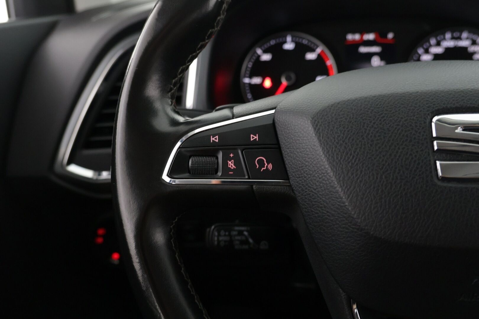 Seat Ateca 2019 1,6 TDI 115 Style Business DSG - Adpatiivinen vakionopeudensäädin | Webasto kaukosäädöllä | Automaattinen ilmastointi | Vetokoukku | P.Kamera | Tutkat eteen ja taakse |