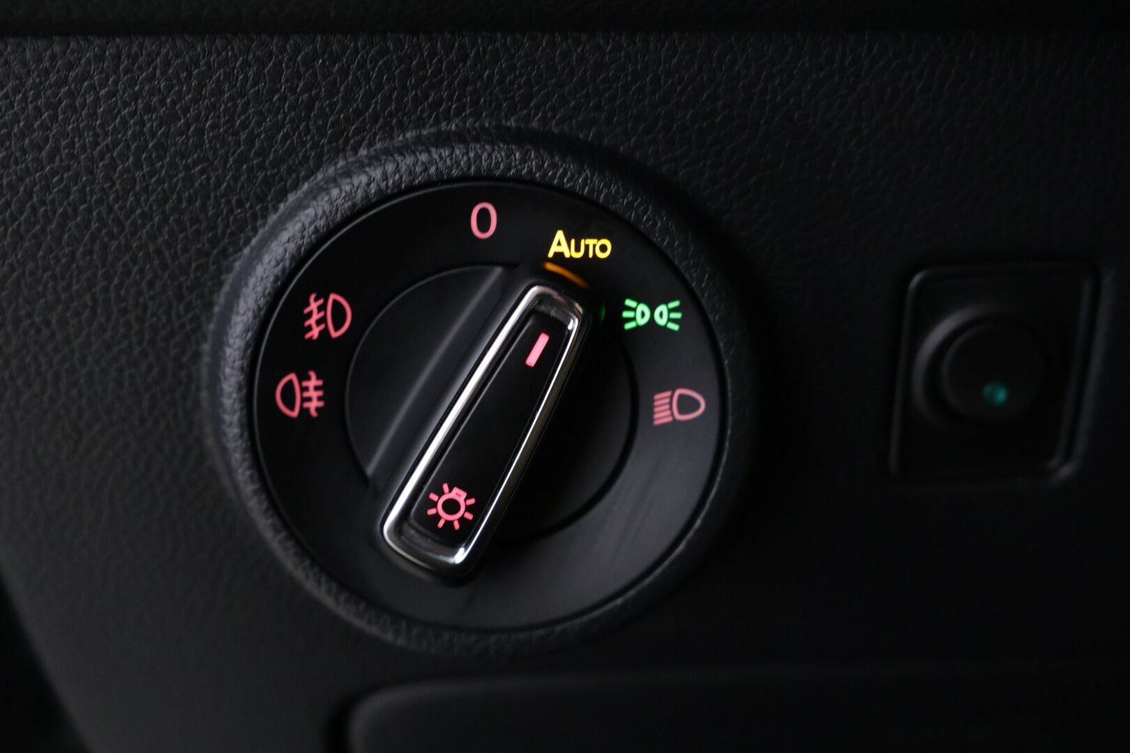 Seat Ateca 2019 1,6 TDI 115 Style Business DSG - Adpatiivinen vakionopeudensäädin | Webasto kaukosäädöllä | Automaattinen ilmastointi | Vetokoukku | P.Kamera | Tutkat eteen ja taakse |