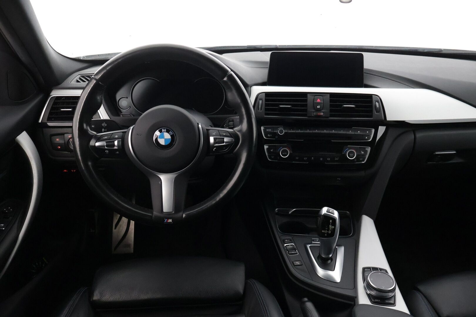 BMW 320 2019 F30 Sedan 320d xDrive M Sport Limited Edition - M-sport / Black Panel / Päivitetty Kaiutin Järjestelmä / ACC / Koukku / AppleCarplay / Peruutuskamera / Ratinlämmitin / Keyless 
