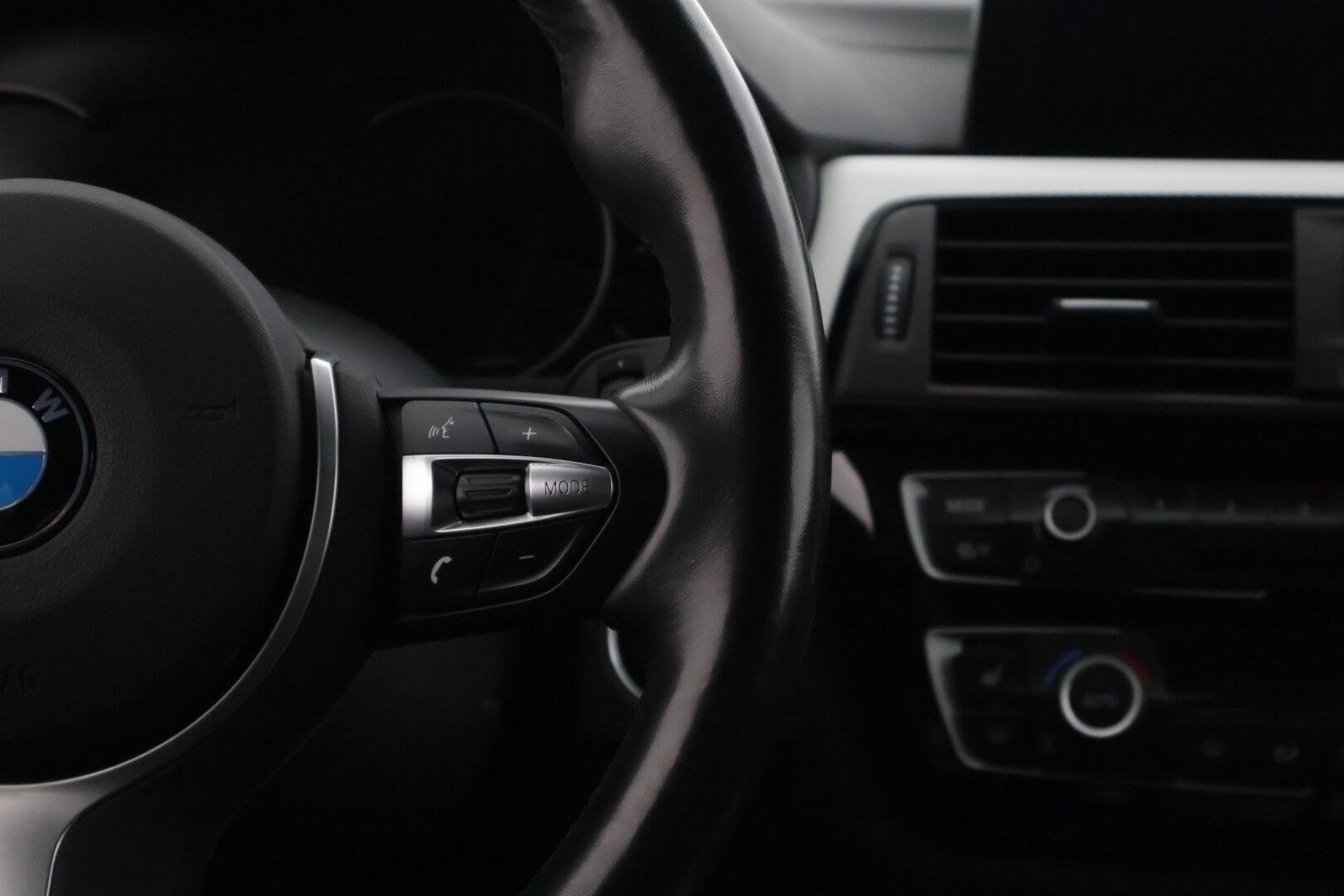BMW 320 2019 F30 Sedan 320d xDrive M Sport Limited Edition - M-sport / Black Panel / Päivitetty Kaiutin Järjestelmä / ACC / Koukku / AppleCarplay / Peruutuskamera / Ratinlämmitin / Keyless 