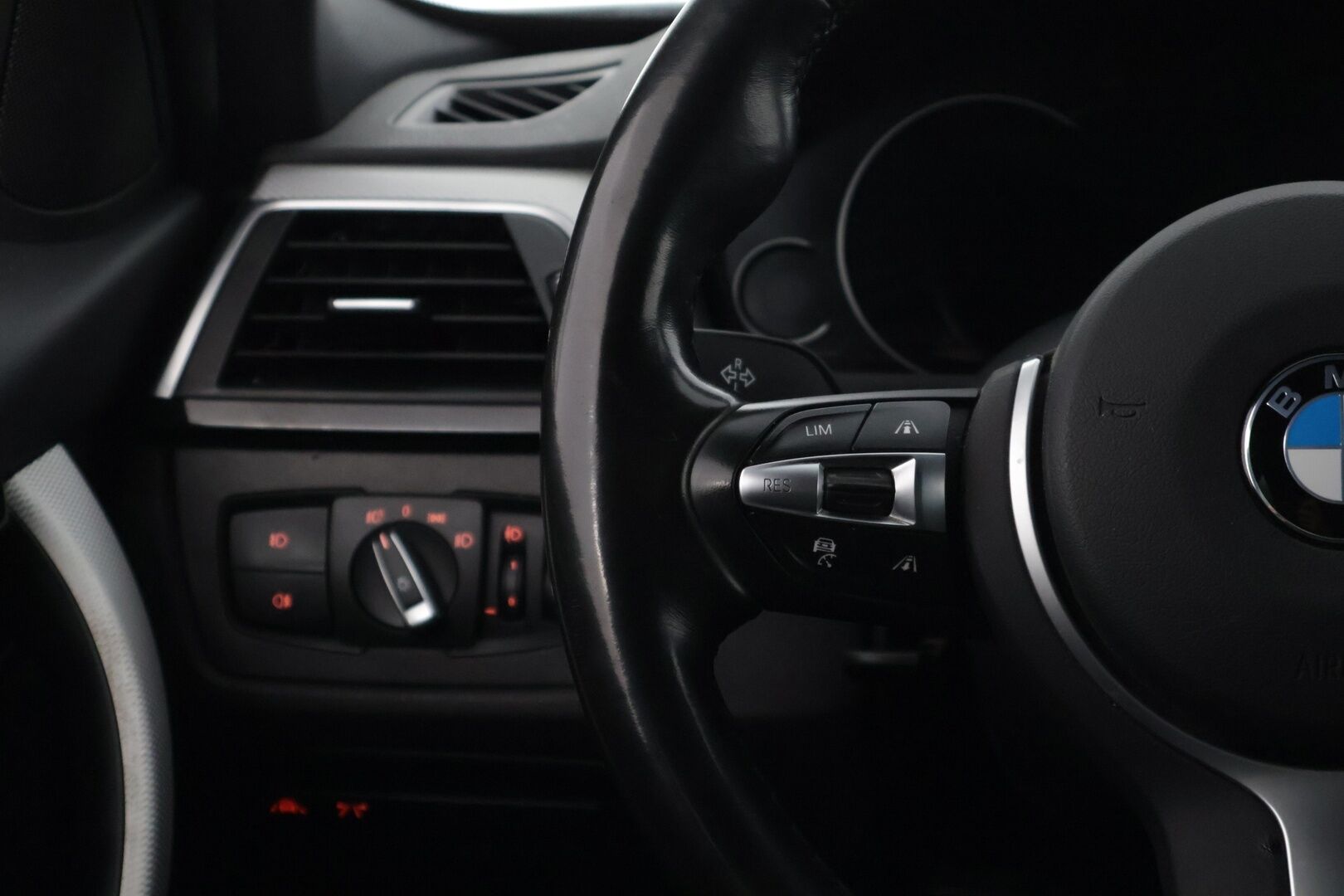 BMW 320 2019 F30 Sedan 320d xDrive M Sport Limited Edition - M-sport / Black Panel / Päivitetty Kaiutin Järjestelmä / ACC / Koukku / AppleCarplay / Peruutuskamera / Ratinlämmitin / Keyless 