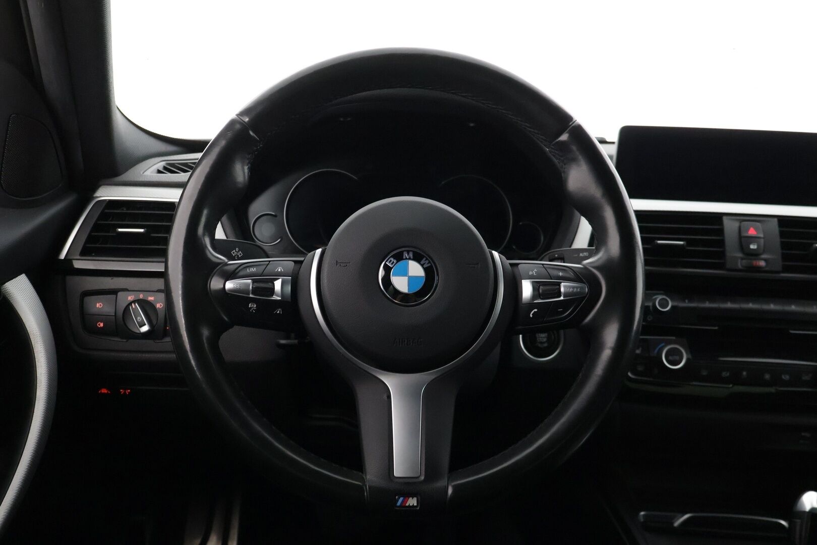 BMW 320 2019 F30 Sedan 320d xDrive M Sport Limited Edition - M-sport / Black Panel / Päivitetty Kaiutin Järjestelmä / ACC / Koukku / AppleCarplay / Peruutuskamera / Ratinlämmitin / Keyless 