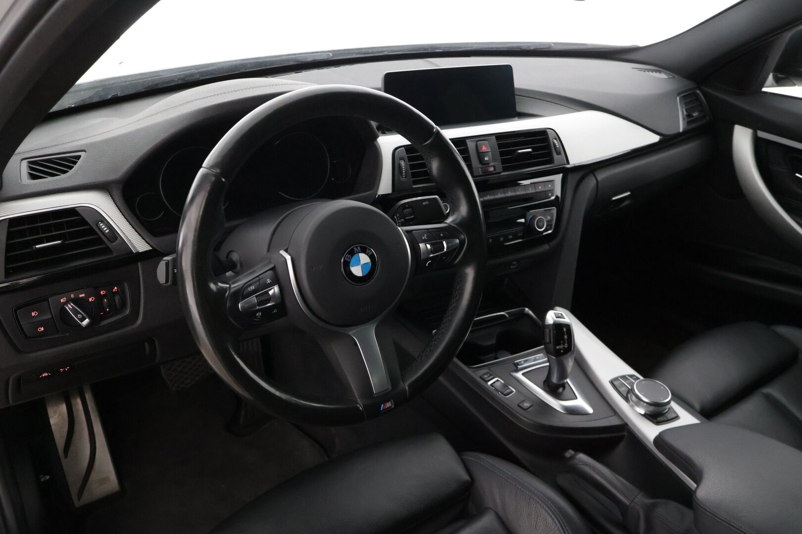 BMW 320 2019 F30 Sedan 320d xDrive M Sport Limited Edition - M-sport / Black Panel / Päivitetty Kaiutin Järjestelmä / ACC / Koukku / AppleCarplay / Peruutuskamera / Ratinlämmitin / Keyless 