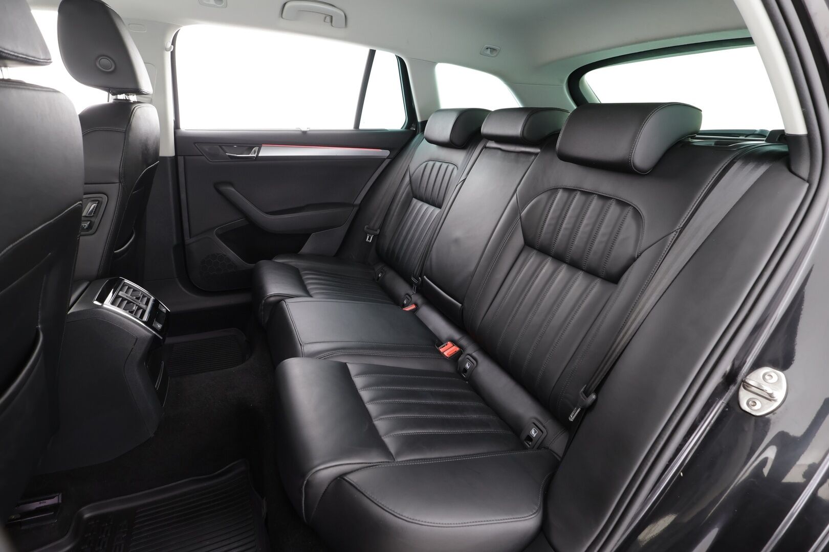 Skoda Superb 2019 Combi 2,0 TDI 190 4x4 Style BusinessLine DSG * Canton / Webasto / ACC / Xenon / P.Kamera / Muistipenkki / Keyless * - Suomi-auto / Kahdet renkaat - HULLUT BLACKWEEK JATKOT - KORKOTARJOUS 2,49%