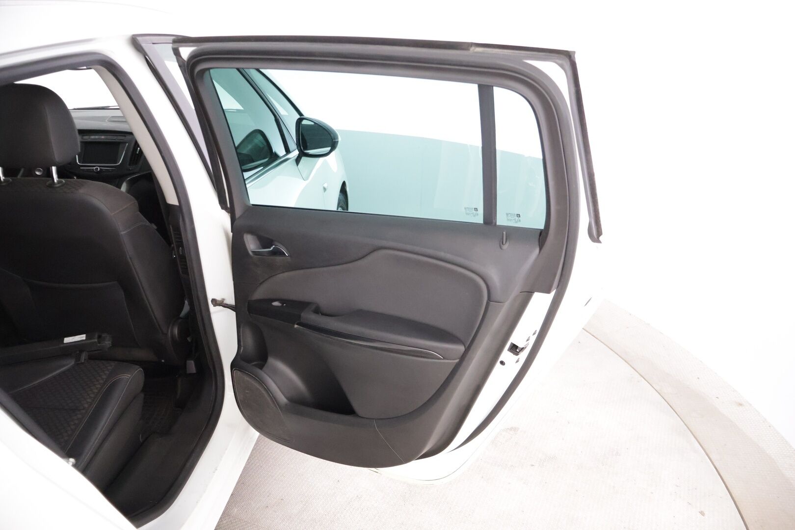 Opel Zafira 2019 Innovation 2,0 CDTI 125kW AT6 * YritysOutlet - Myydään vain yrityksille / Xenon / Vakkari / P. tutkat / Bluetooth * - * YritysOutlet -valikoimasta vain yritykselle / Leimaa 3/27 asti! / 7-paikkainen / Suomi-auto / Kahdet renkaat omilla alumiinivanteilla *