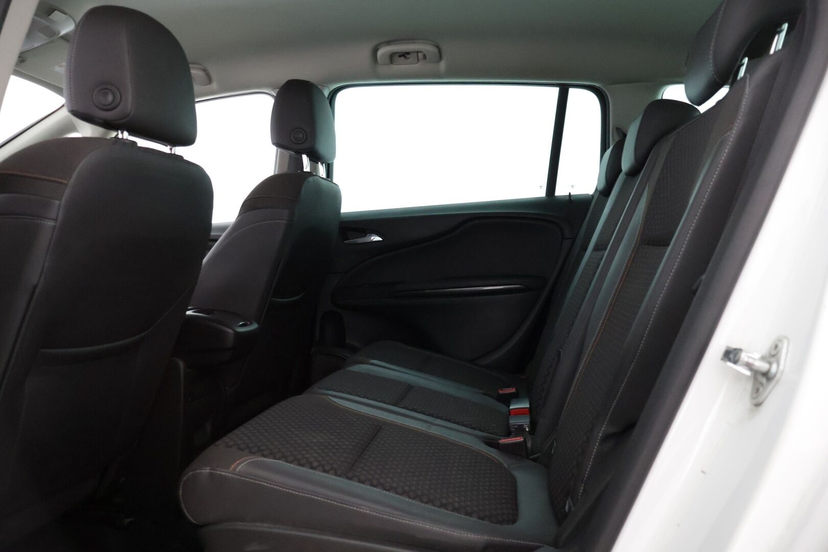 Opel Zafira 2019 Innovation 2,0 CDTI 125kW AT6 * YritysOutlet - Myydään vain yrityksille / Xenon / Vakkari / P. tutkat / Bluetooth * - * YritysOutlet -valikoimasta vain yritykselle / Leimaa 3/27 asti! / 7-paikkainen / Suomi-auto / Kahdet renkaat omilla alumiinivanteilla *