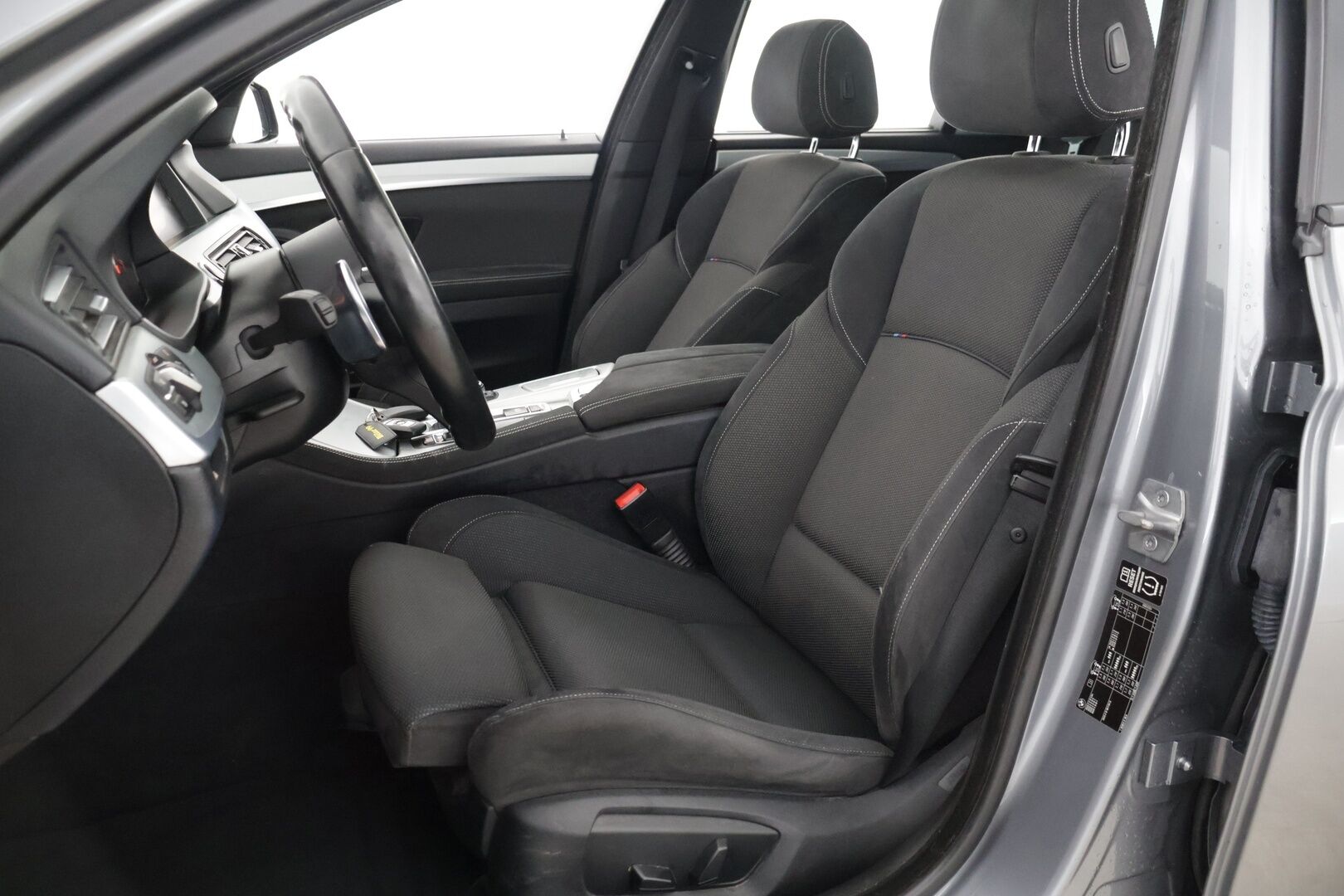 BMW 525 2015 F11 M-sport *ACC / Panaramakatto / Peruutustutka edessä ja takana / Sport-penkit / Hifit / Prof.Navi / Adapt. LED-ajovalot* - *2x renkaat ja vanteet / Ei AdBlueta*