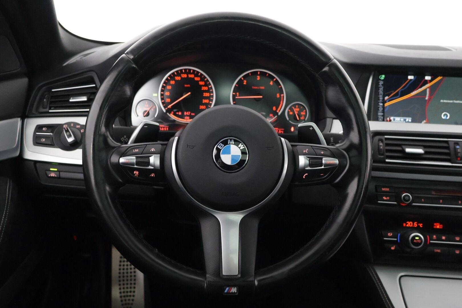 BMW 525 2015 F11 M-sport *ACC / Panaramakatto / Peruutustutka edessä ja takana / Sport-penkit / Hifit / Prof.Navi / Adapt. LED-ajovalot* - *2x renkaat ja vanteet / Ei AdBlueta*