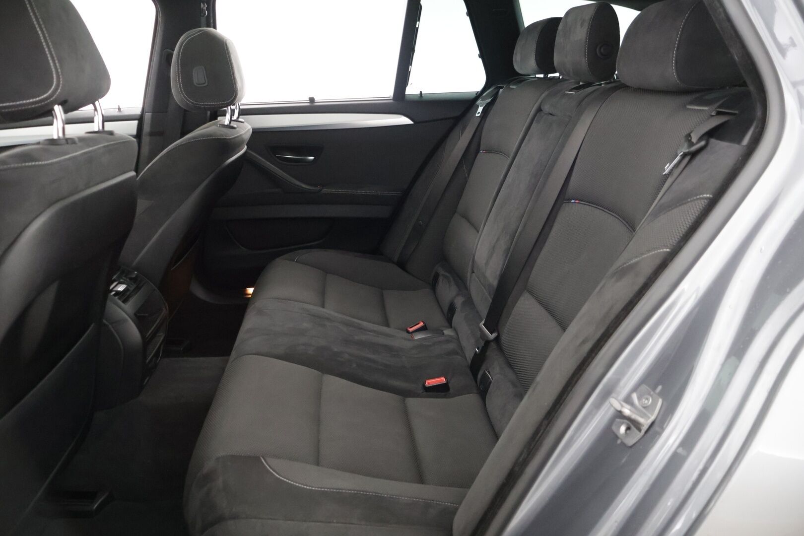 BMW 525 2015 F11 M-sport *ACC / Panaramakatto / Peruutustutka edessä ja takana / Sport-penkit / Hifit / Prof.Navi / Adapt. LED-ajovalot* - *2x renkaat ja vanteet / Ei AdBlueta*