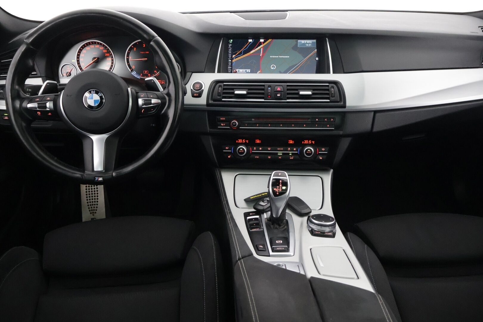 BMW 525 2015 F11 M-sport *ACC / Panaramakatto / Peruutustutka edessä ja takana / Sport-penkit / Hifit / Prof.Navi / Adapt. LED-ajovalot* - *2x renkaat ja vanteet / Ei AdBlueta*
