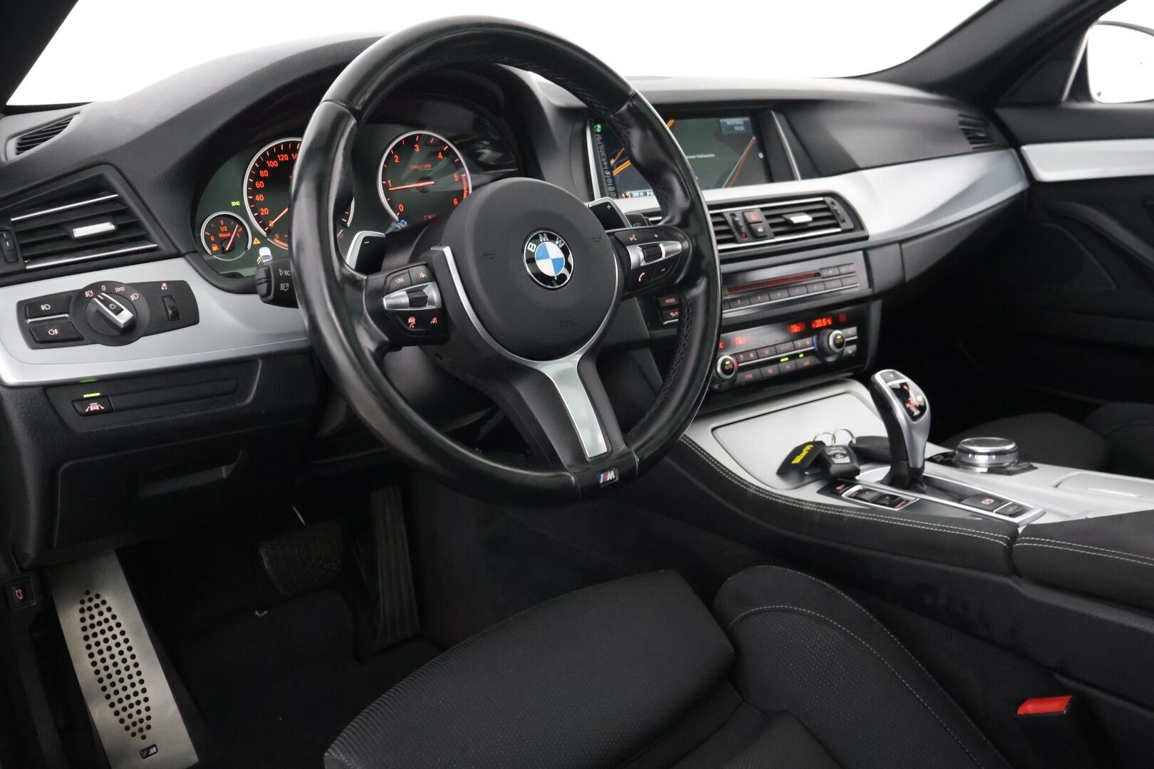 BMW 525 2015 F11 M-sport *ACC / Panaramakatto / Peruutustutka edessä ja takana / Sport-penkit / Hifit / Prof.Navi / Adapt. LED-ajovalot* - *2x renkaat ja vanteet / Ei AdBlueta*
