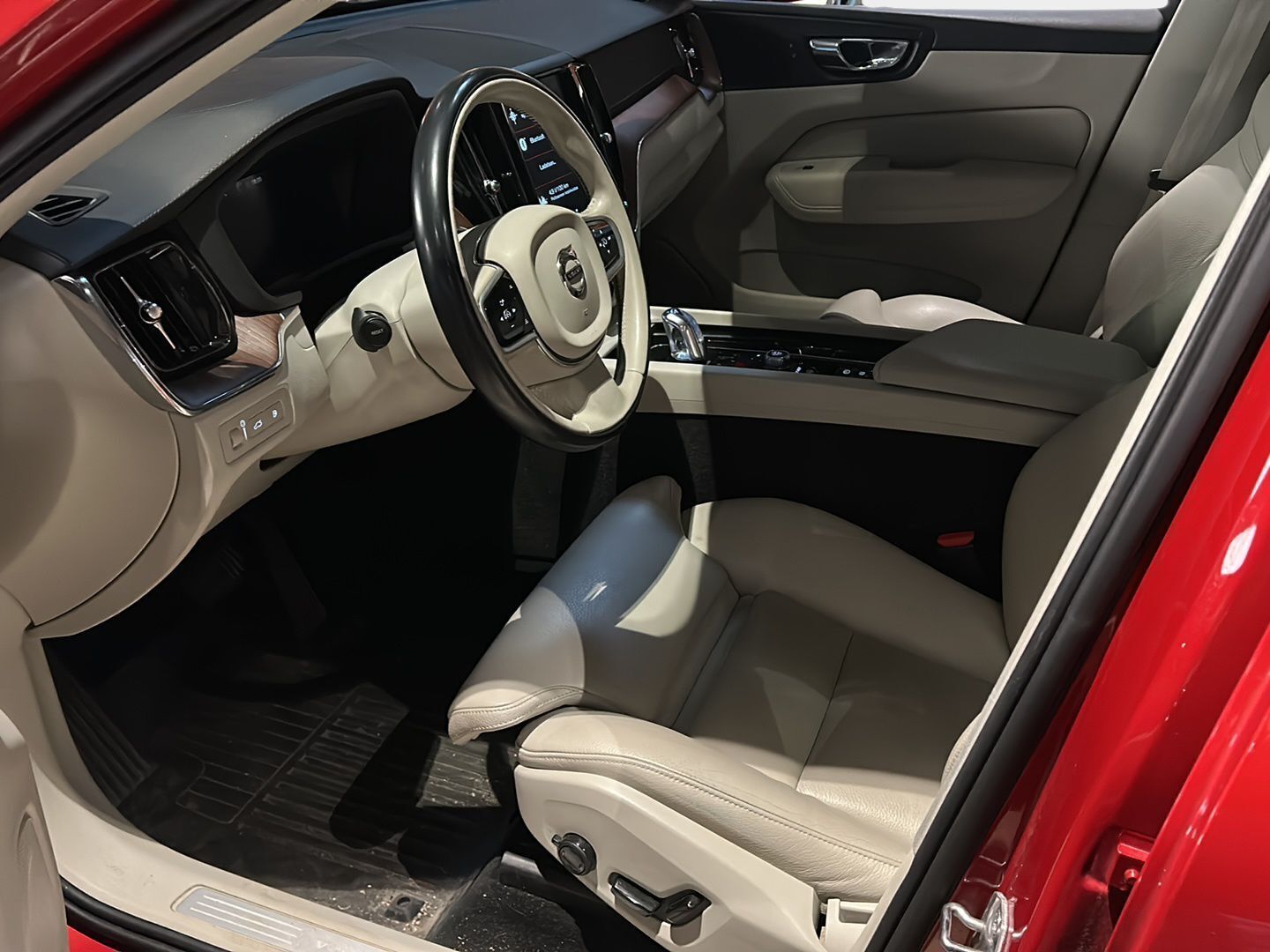 Volvo XC60 2019 T8 AWD Inscription aut * Webasto / Adapt.Vakkari / Vaalea Nahkasisusta / Koukku / Peruutuskamera /  Panorama - Suomiauto / Supervarusteet / Upea väriyhdistelmä!
