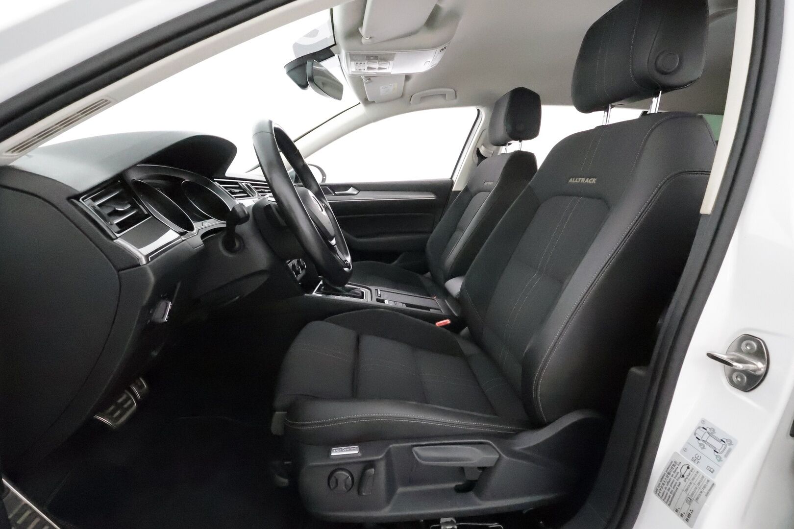 Volkswagen Passat 2019 Variant Alltrack 2,0 TDI SCR 140kW 4MOTION DSG **Webasto / Koukku / Adapt.Vakkari / LED-valot / P.Tutkat / Navi** - Suomi-auto / Merkkihuollettu!