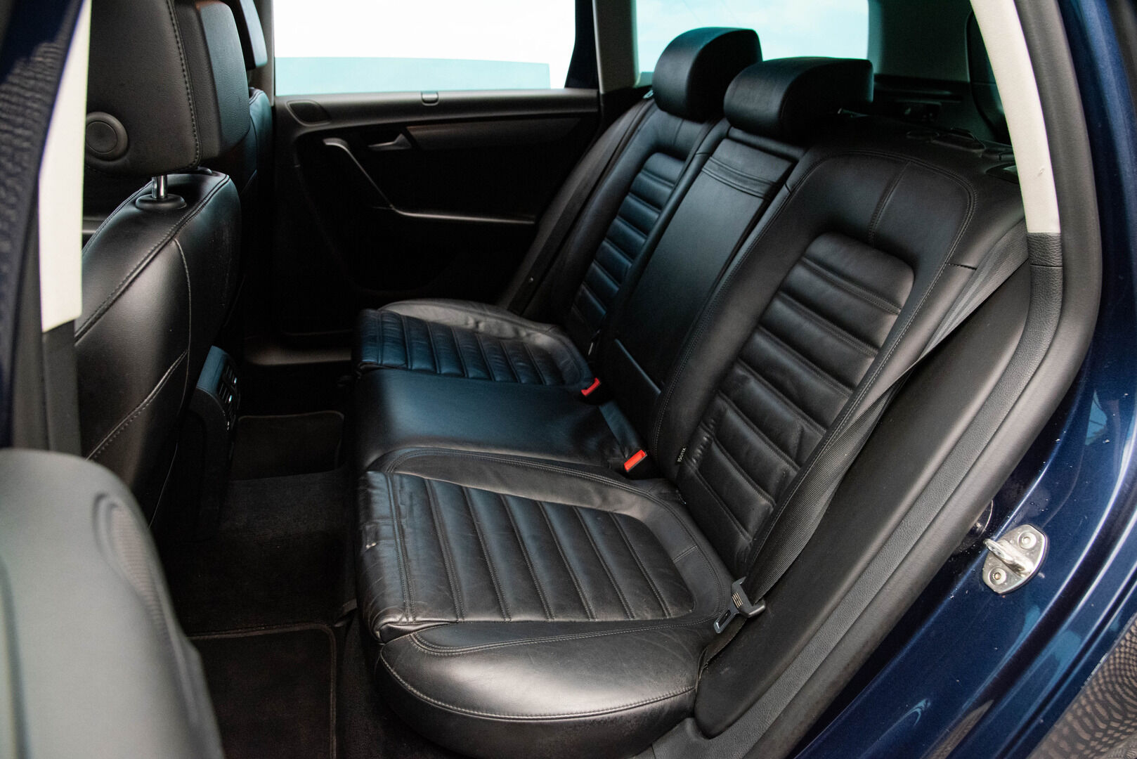 Volkswagen Passat 2012 2.0 TDI Variant R-Line 4MOTION DSG YritysOutlet - Myydään vain yrityksille  * P. Kamera / Nahkapenkit / Lohkolämmitin / Vakionopeudensäädin  / Xenon * - Tämä auto myydään YritysOutlet -valikoimasta vain yritykselle / Sähkökoukku / Jakohihna ja moniurahihna vaihdettu 3/25!