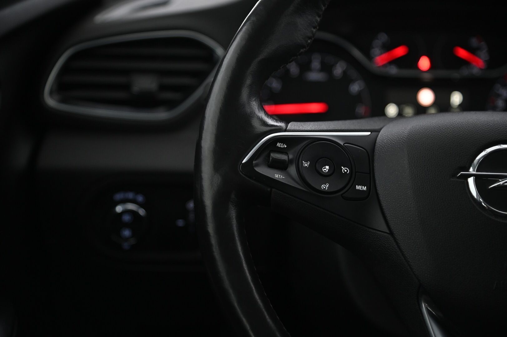 Opel Grandland X 2019 Innovation 1,2 Turbo Automaatti Start/Stop 96 kW AT8 *Lämmitettävä tuulilasi / Navi / P-Kamera* - Juuri saapunut! *Suomi-Auto / Ratinlämmitys / Sähkötoiminen takaluukku / Vakkari / Siisti*