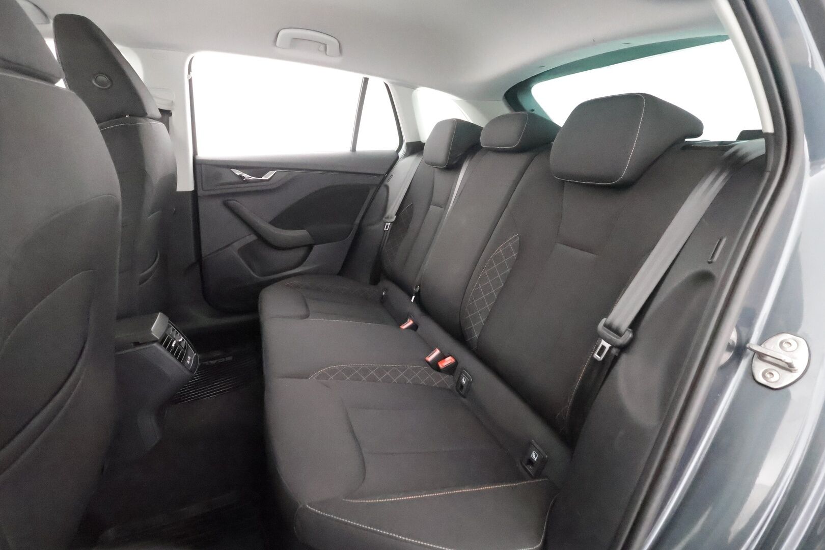 Skoda Scala 2020 1,0 TSI 115 Ambition DSG Autom. - | LED | Koukku | Vakkari | Side Assist | Lane Assist | P.tutkat | Lohko+sisälämmitin | Keyless | Lämm. ratti | 2x renkaat aluin | 