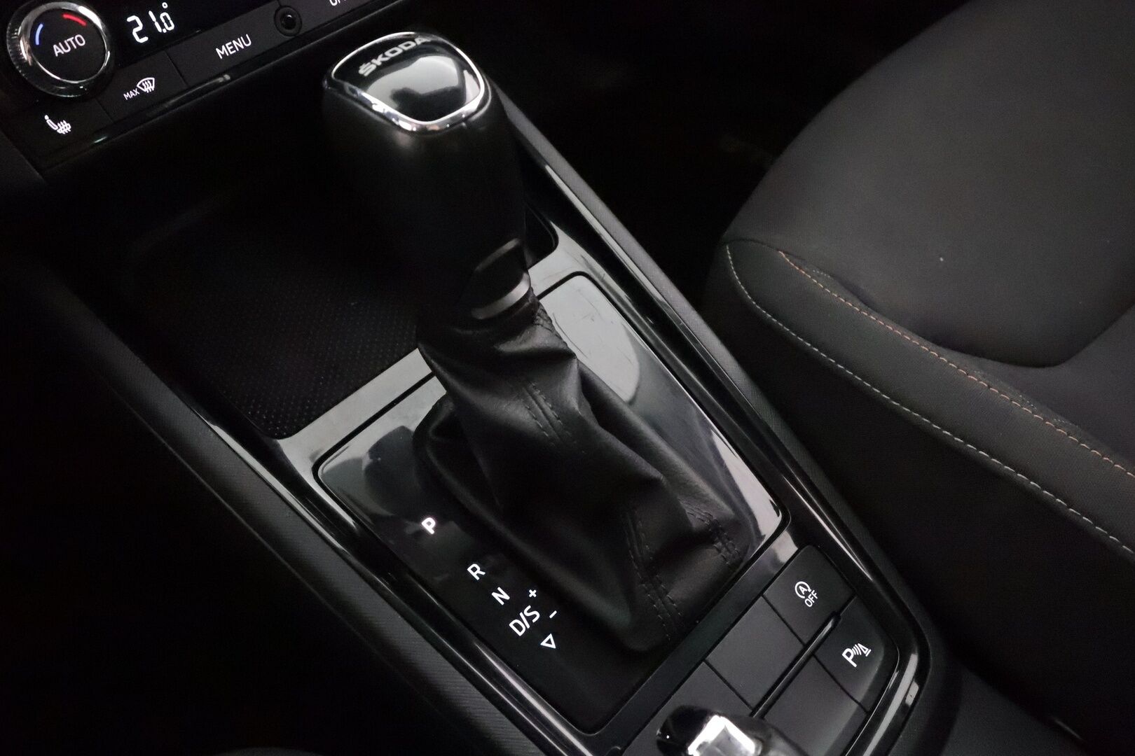 Skoda Scala 2020 1,0 TSI 115 Ambition DSG Autom. - | LED | Koukku | Vakkari | Side Assist | Lane Assist | P.tutkat | Lohko+sisälämmitin | Keyless | Lämm. ratti | 2x renkaat aluin | 