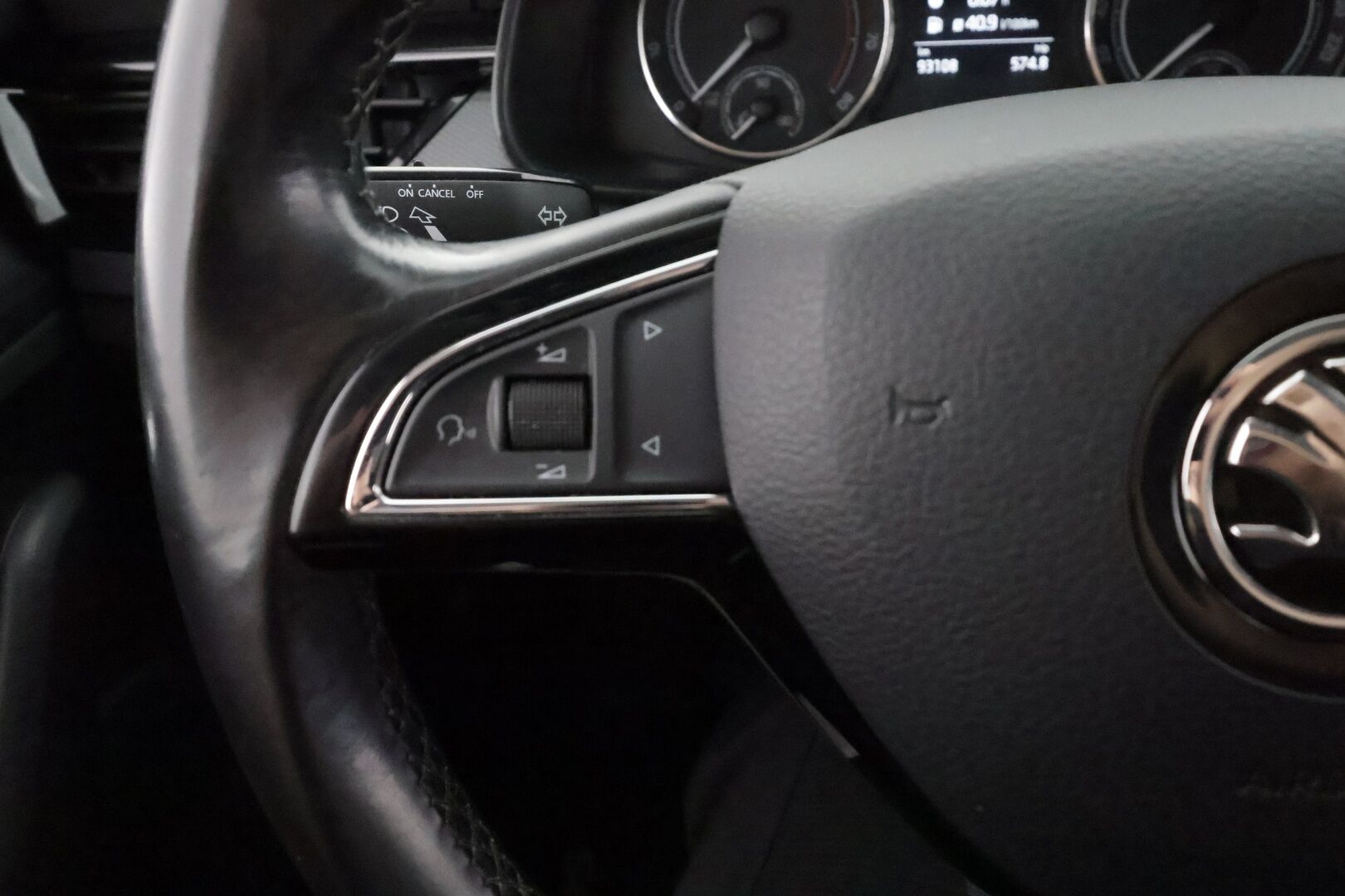 Skoda Scala 2020 1,0 TSI 115 Ambition DSG Autom. - | LED | Koukku | Vakkari | Side Assist | Lane Assist | P.tutkat | Lohko+sisälämmitin | Keyless | Lämm. ratti | 2x renkaat aluin | 