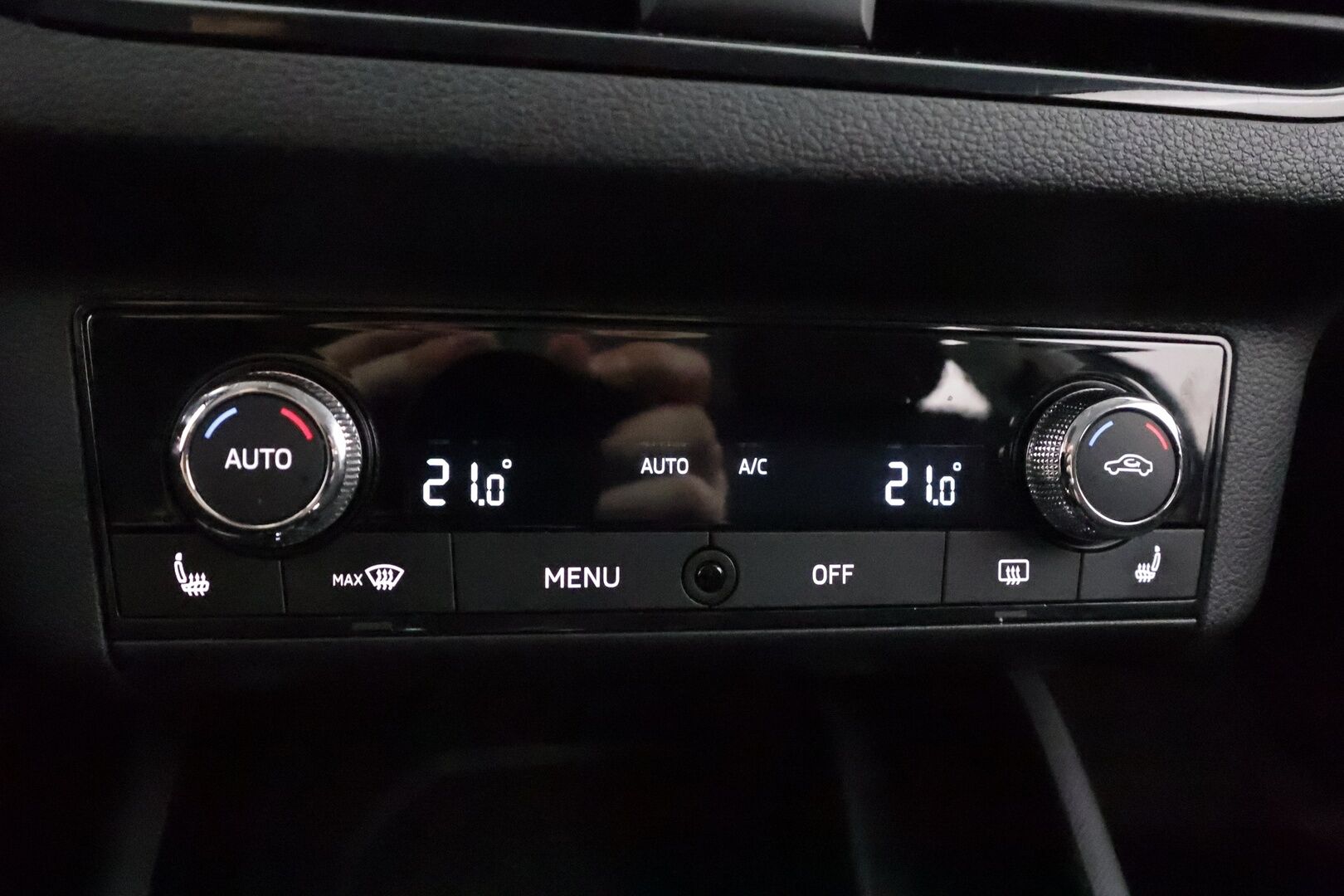 Skoda Scala 2020 1,0 TSI 115 Ambition DSG Autom. - | LED | Koukku | Vakkari | Side Assist | Lane Assist | P.tutkat | Lohko+sisälämmitin | Keyless | Lämm. ratti | 2x renkaat aluin | 