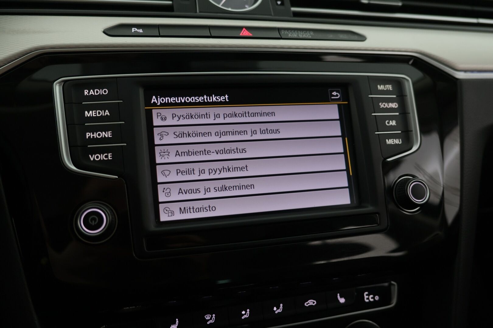 Volkswagen Passat 2017 Variant GTE Plug-In Hybrid 160 kW (218 hv) DSG-automaatti / ACC / Matrix LED / Taitettava Vetokoukku / Nahkasisusta /