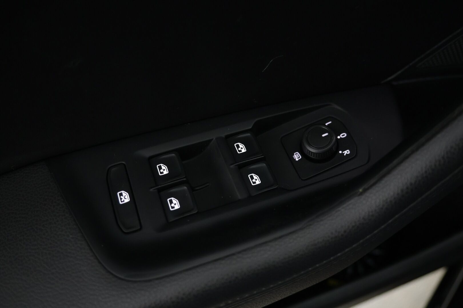 Volkswagen Passat 2017 Variant GTE Plug-In Hybrid 160 kW (218 hv) DSG-automaatti / ACC / Matrix LED / Taitettava Vetokoukku / Nahkasisusta /