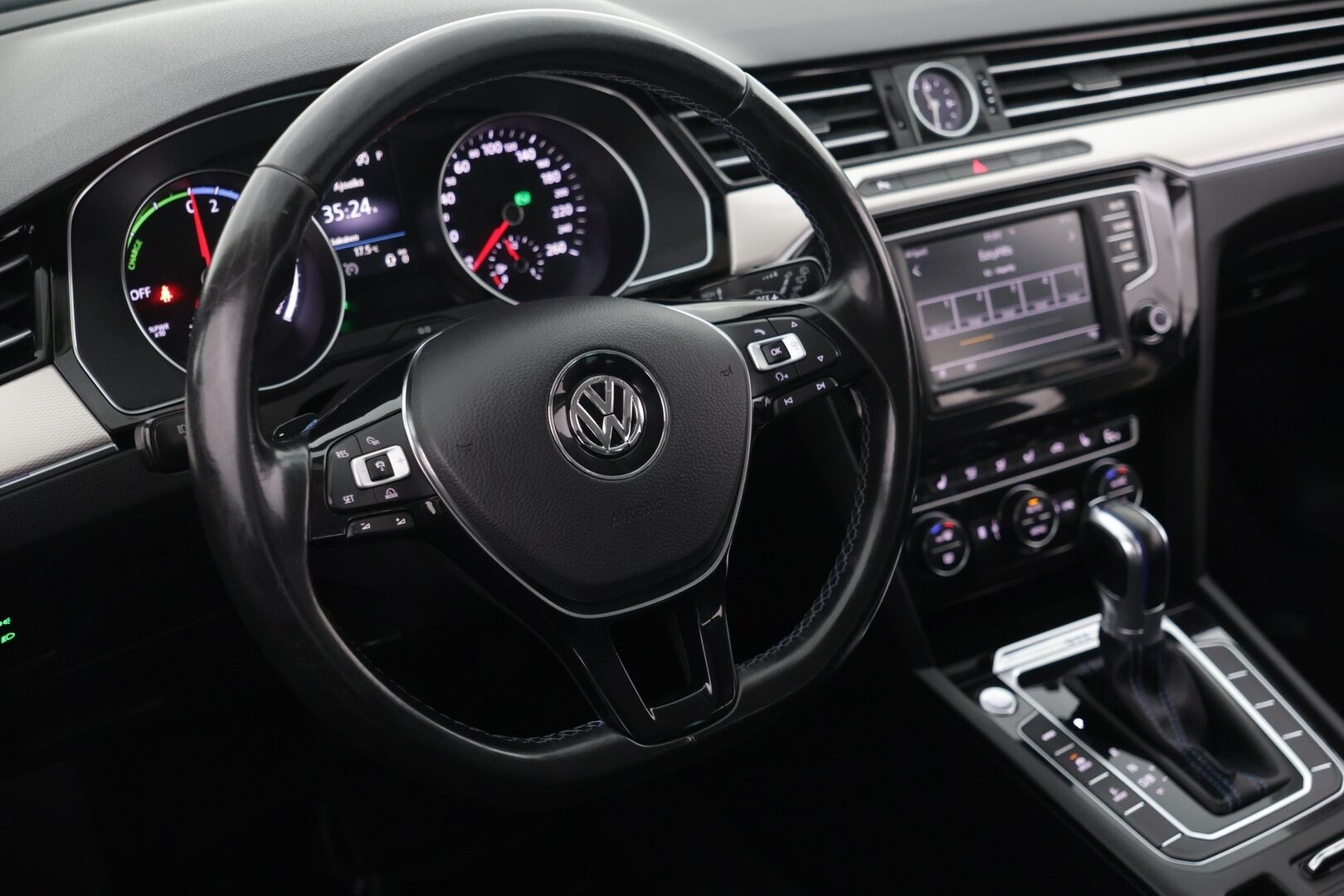 Volkswagen Passat 2017 Variant GTE Plug-In Hybrid 160 kW (218 hv) DSG-automaatti / ACC / Matrix LED / Taitettava Vetokoukku / Nahkasisusta /