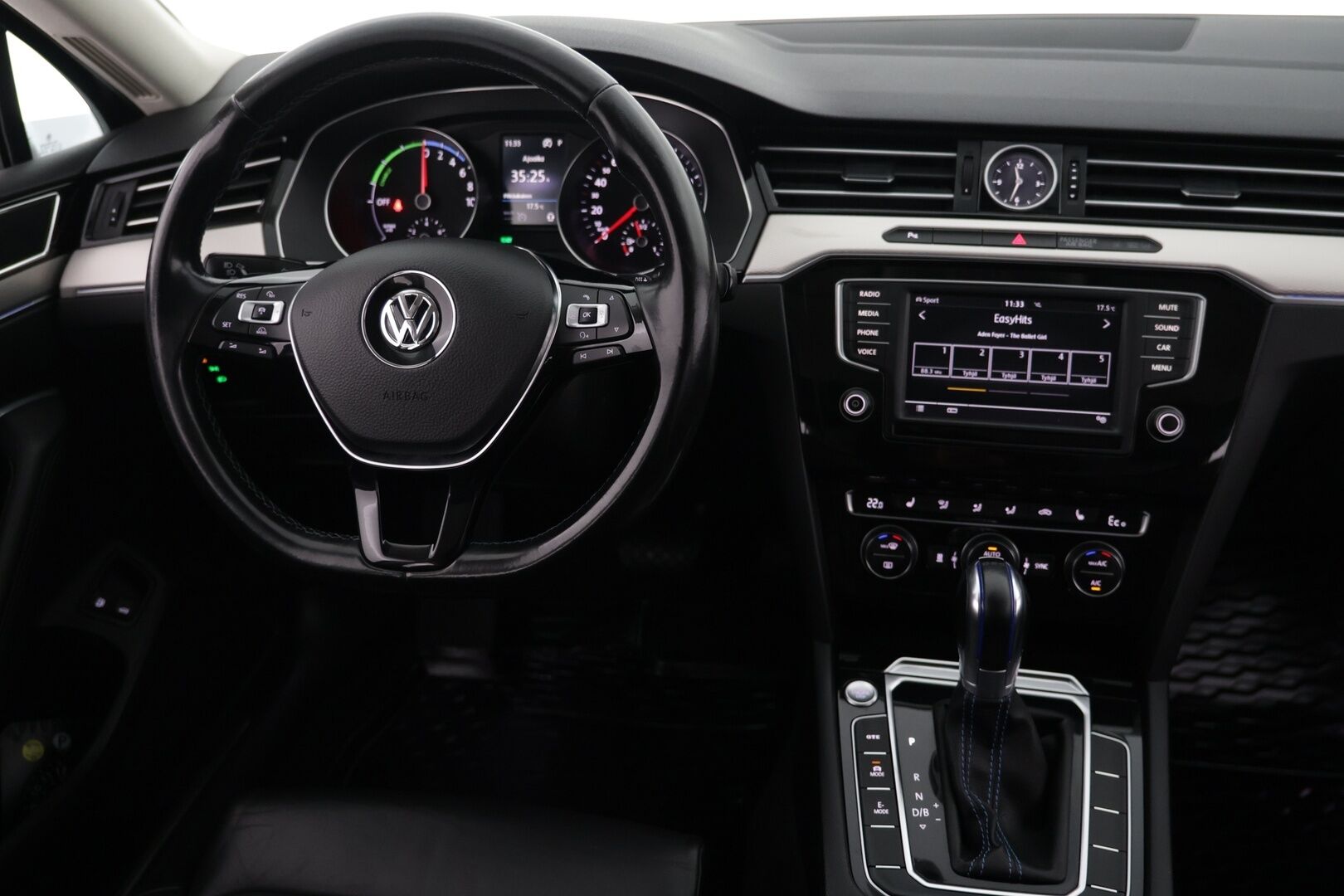 Volkswagen Passat 2017 Variant GTE Plug-In Hybrid 160 kW (218 hv) DSG-automaatti / ACC / Matrix LED / Taitettava Vetokoukku / Nahkasisusta /