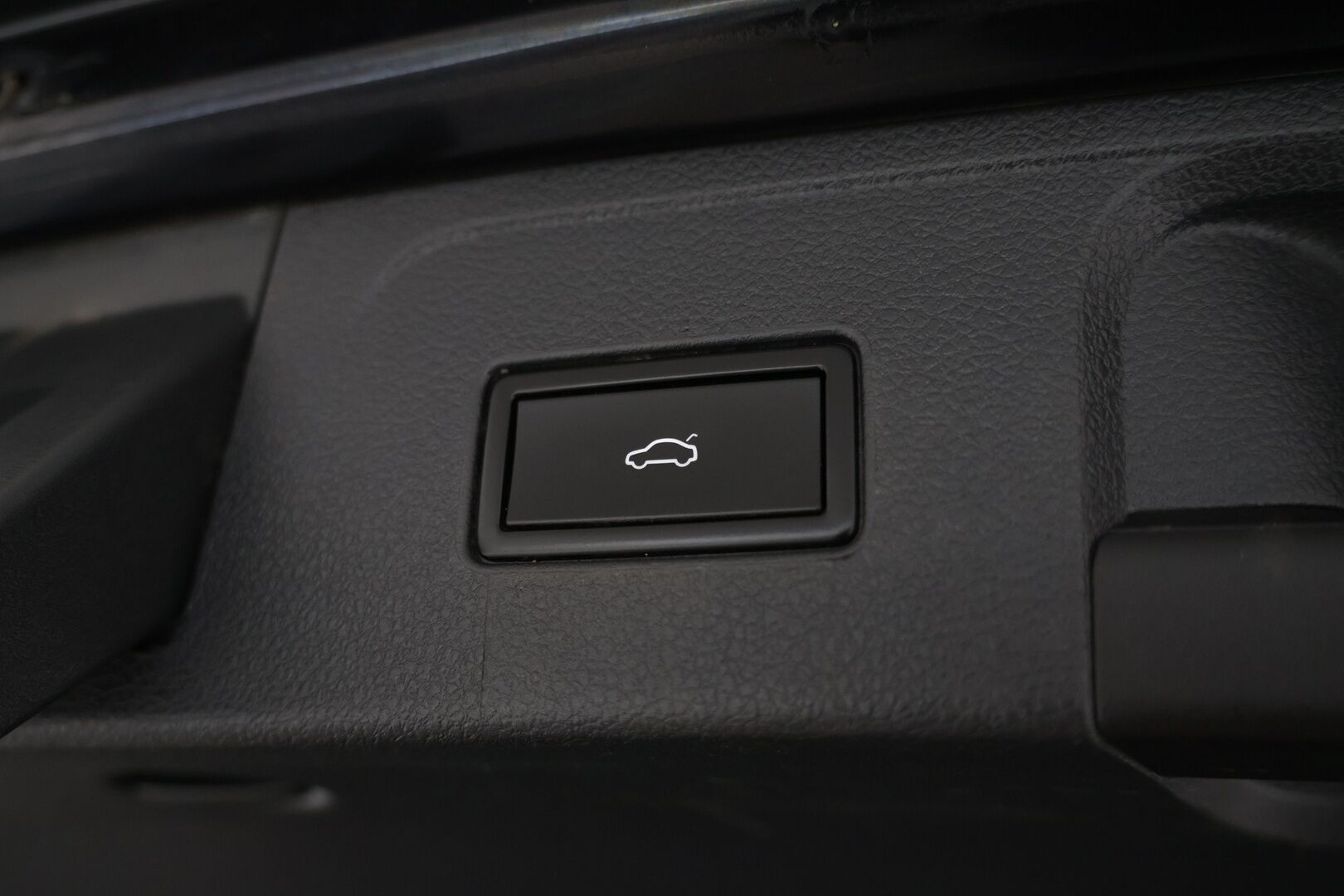 Volkswagen Passat 2017 Variant GTE Plug-In Hybrid 160 kW (218 hv) DSG-automaatti / ACC / Matrix LED / Taitettava Vetokoukku / Nahkasisusta /