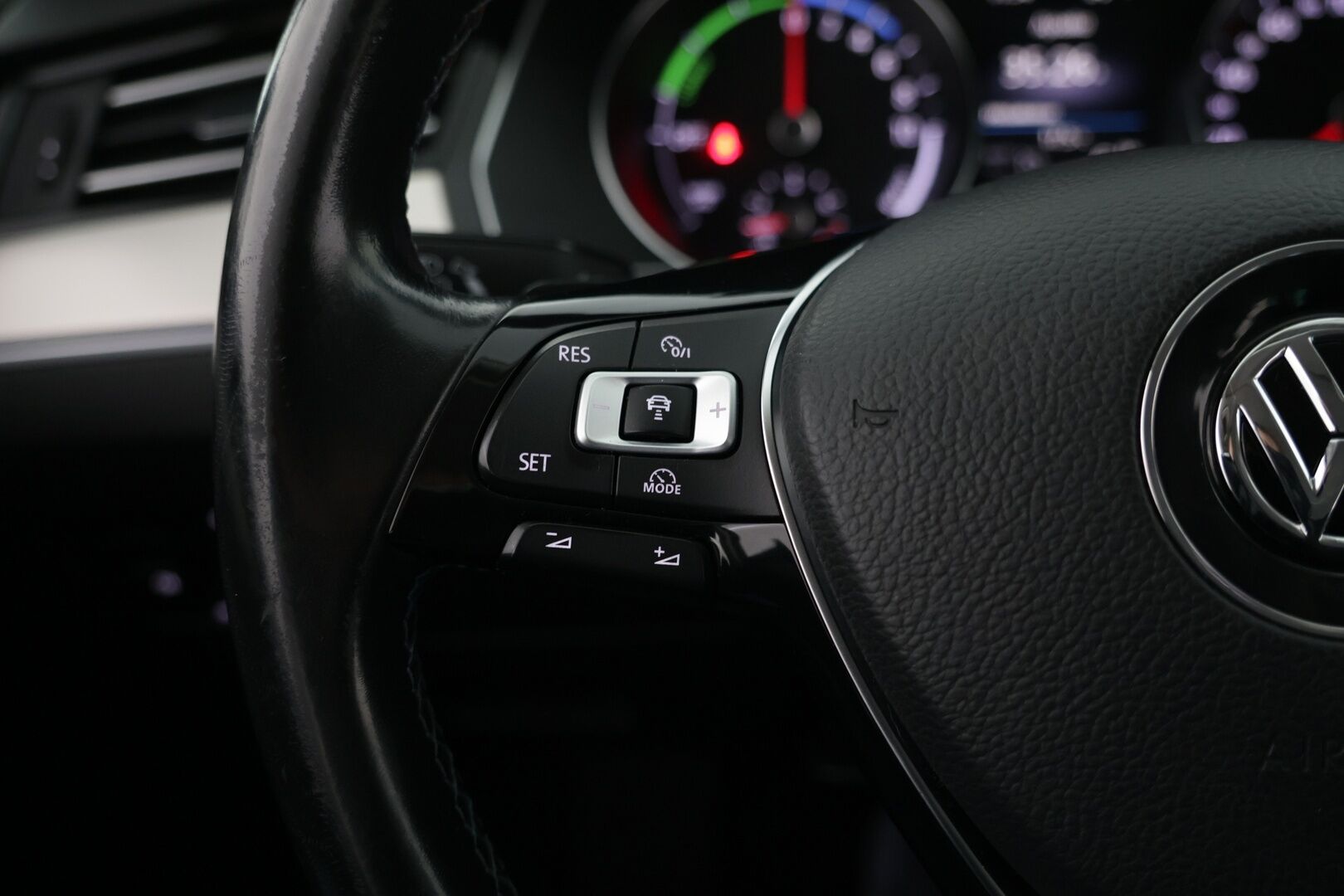 Volkswagen Passat 2017 Variant GTE Plug-In Hybrid 160 kW (218 hv) DSG-automaatti / ACC / Matrix LED / Taitettava Vetokoukku / Nahkasisusta /