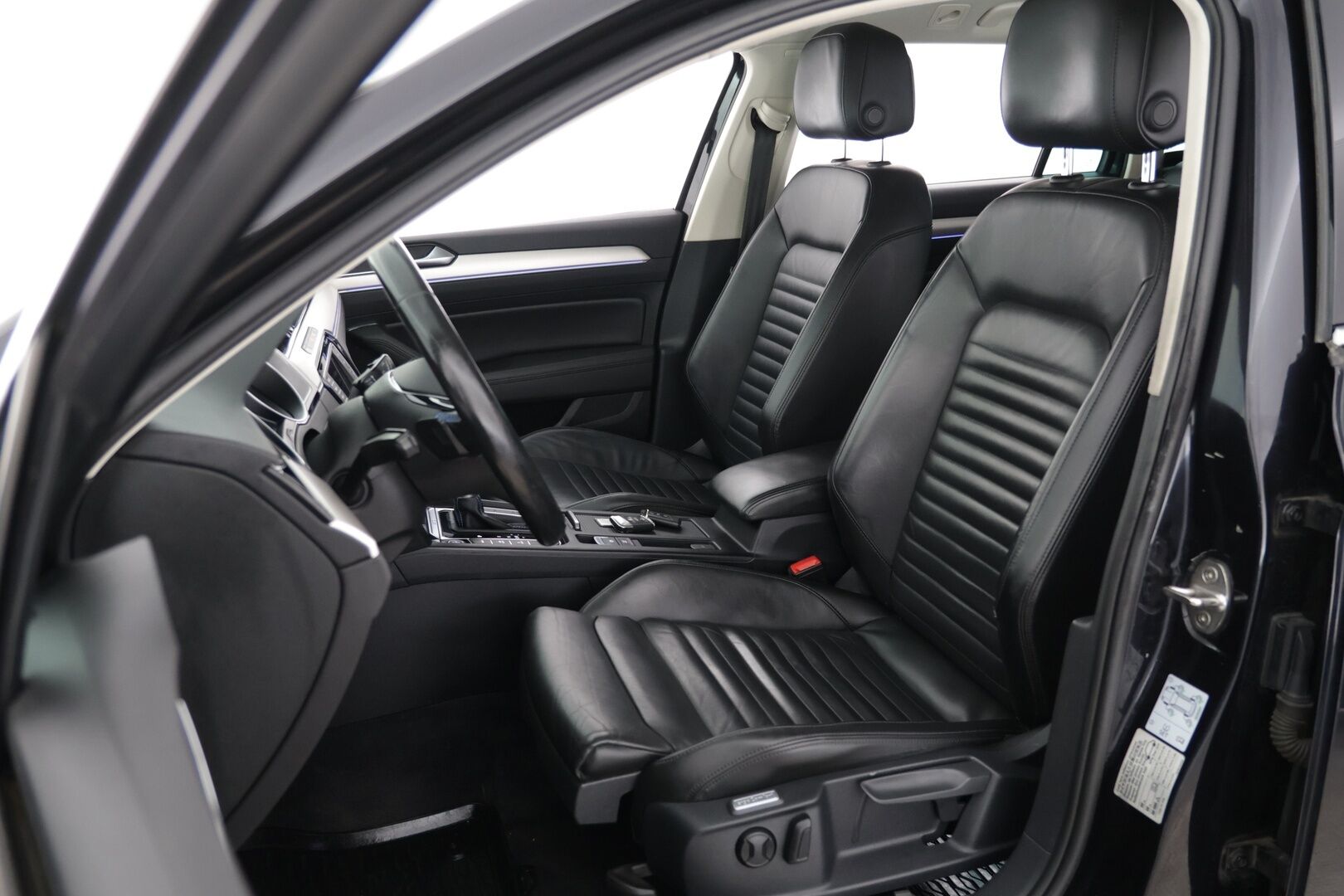 Volkswagen Passat 2017 Variant GTE Plug-In Hybrid 160 kW (218 hv) DSG-automaatti / ACC / Matrix LED / Taitettava Vetokoukku / Nahkasisusta /