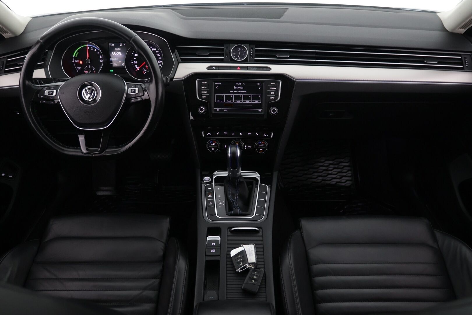 Volkswagen Passat 2017 Variant GTE Plug-In Hybrid 160 kW (218 hv) DSG-automaatti / ACC / Matrix LED / Taitettava Vetokoukku / Nahkasisusta /