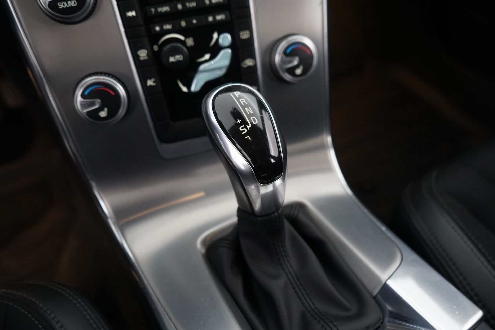 Volvo V60 2016 T5 Bi-Fuel Momentum aut - Juuri saapunut | Jakohihna vaihdettu 202tkm | Suomi-auto | 2x OEM vanteet | Koukku | Vakionopeudensäädin | Digimittaristo | Tutkat | Bluetooth