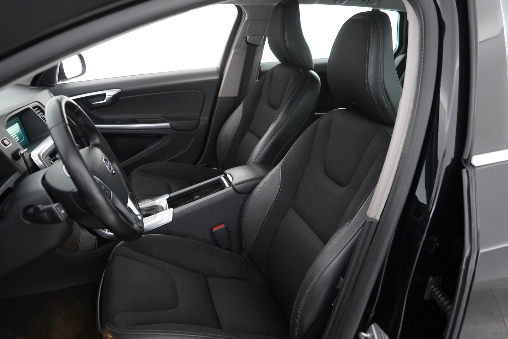 Volvo V60 2016 T5 Bi-Fuel Momentum aut - Juuri saapunut | Jakohihna vaihdettu 202tkm | Suomi-auto | 2x OEM vanteet | Koukku | Vakionopeudensäädin | Digimittaristo | Tutkat | Bluetooth