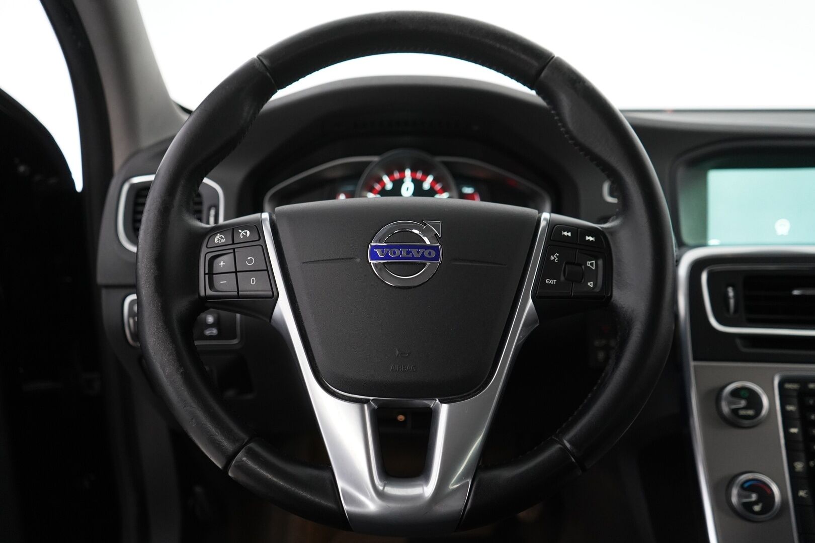 Volvo V60 2016 T5 Bi-Fuel Momentum aut - Juuri saapunut | Jakohihna vaihdettu 202tkm | Suomi-auto | 2x OEM vanteet | Koukku | Vakionopeudensäädin | Digimittaristo | Tutkat | Bluetooth