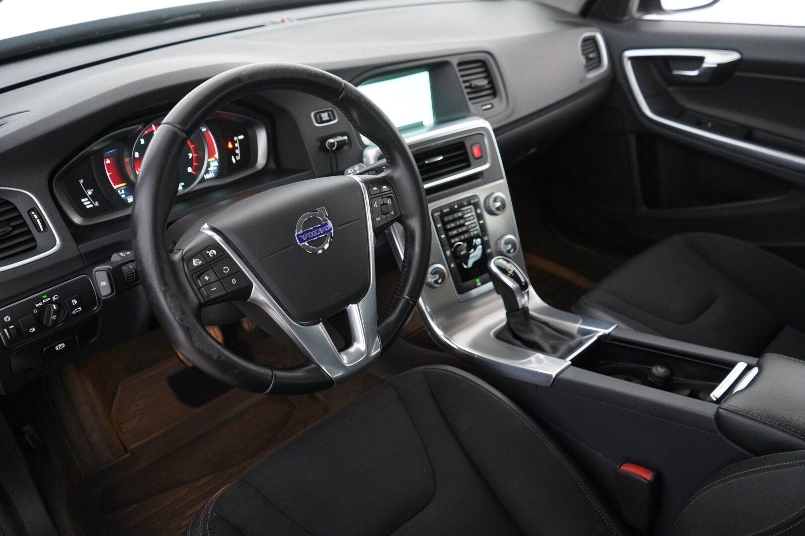 Volvo V60 2016 T5 Bi-Fuel Momentum aut - Juuri saapunut | Jakohihna vaihdettu 202tkm | Suomi-auto | 2x OEM vanteet | Koukku | Vakionopeudensäädin | Digimittaristo | Tutkat | Bluetooth