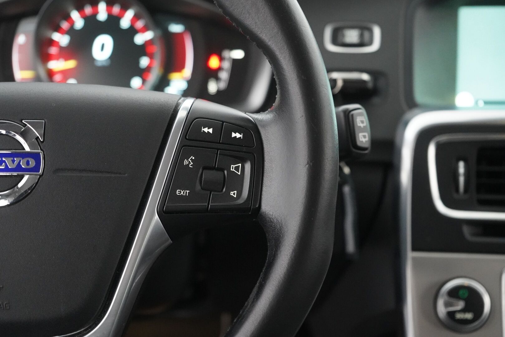 Volvo V60 2016 T5 Bi-Fuel Momentum aut - Juuri saapunut | Jakohihna vaihdettu 202tkm | Suomi-auto | 2x OEM vanteet | Koukku | Vakionopeudensäädin | Digimittaristo | Tutkat | Bluetooth