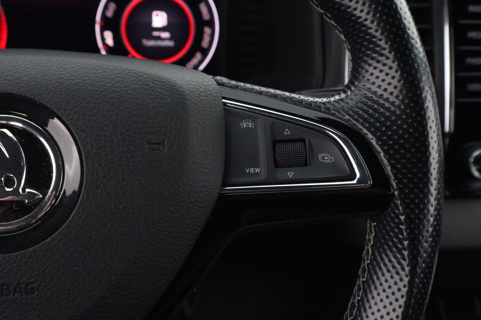 Skoda Karoq 2020 1,5 TSI SportLine DSG Autom. * Webasto / Adapt.Vakkari / Peruutuskamera / Koukku / Digimittari / Adapt.LED / - Suomiauto / Merkkihuollot / Jakopää juuri tehty!