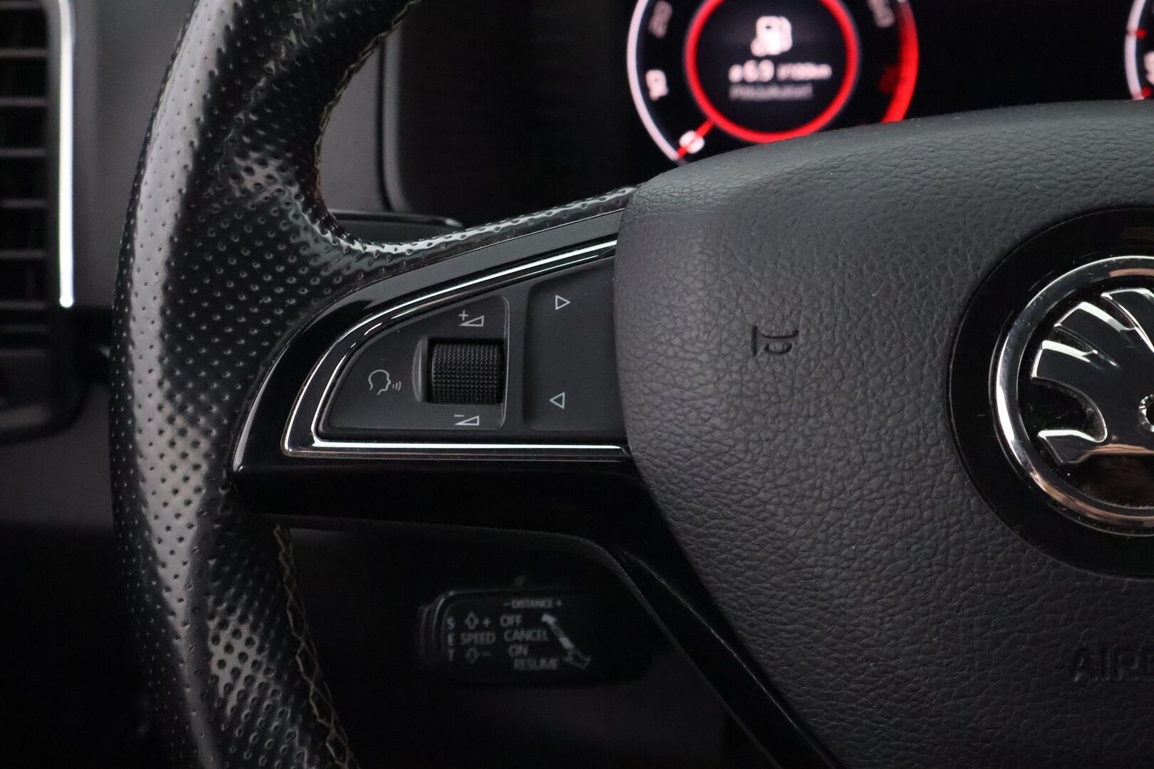 Skoda Karoq 2020 1,5 TSI SportLine DSG Autom. * Webasto / Adapt.Vakkari / Peruutuskamera / Koukku / Digimittari / Adapt.LED / - Suomiauto / Merkkihuollot / Jakopää juuri tehty!