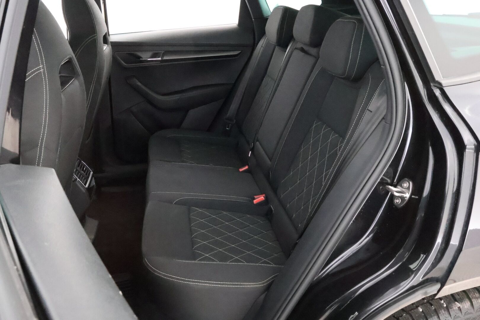 Skoda Karoq 2020 1,5 TSI SportLine DSG Autom. * Webasto / Adapt.Vakkari / Peruutuskamera / Koukku / Digimittari / Adapt.LED / - Suomiauto / Merkkihuollot / Jakopää juuri tehty!