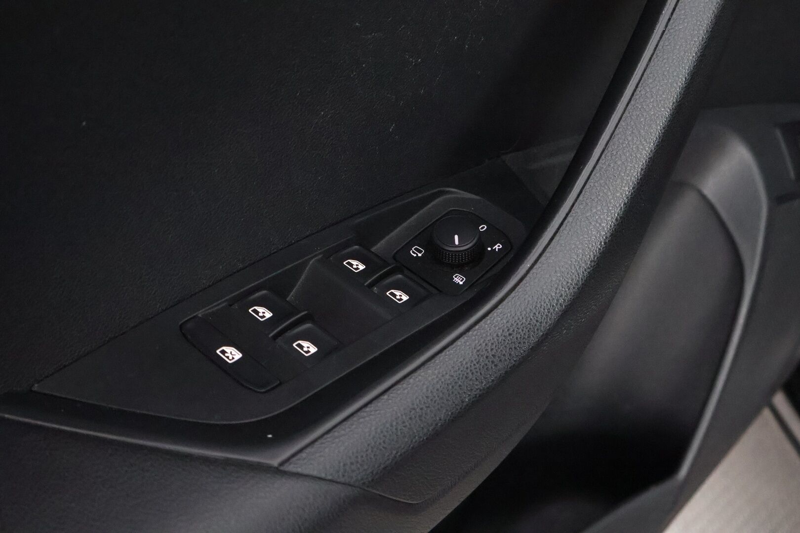 Skoda Karoq 2020 1,5 TSI SportLine DSG Autom. * Webasto / Adapt.Vakkari / Peruutuskamera / Koukku / Digimittari / Adapt.LED / - Suomiauto / Merkkihuollot / Jakopää juuri tehty!