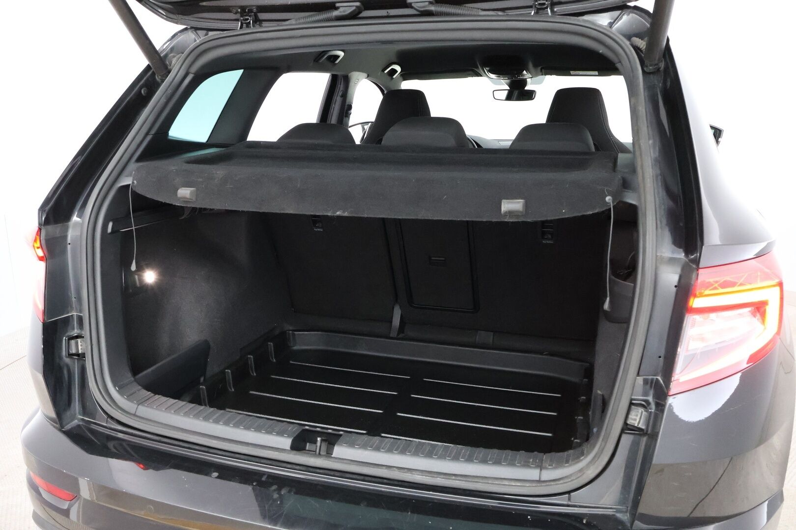 Skoda Karoq 2020 1,5 TSI SportLine DSG Autom. * Webasto / Adapt.Vakkari / Peruutuskamera / Koukku / Digimittari / Adapt.LED / - Suomiauto / Merkkihuollot / Jakopää juuri tehty!