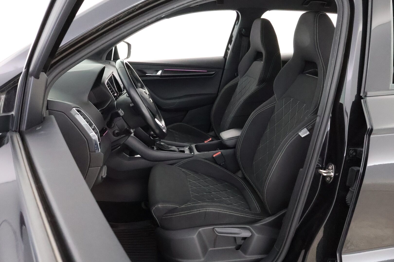 Skoda Karoq 2020 1,5 TSI SportLine DSG Autom. * Webasto / Adapt.Vakkari / Peruutuskamera / Koukku / Digimittari / Adapt.LED / - Suomiauto / Merkkihuollot / Jakopää juuri tehty!