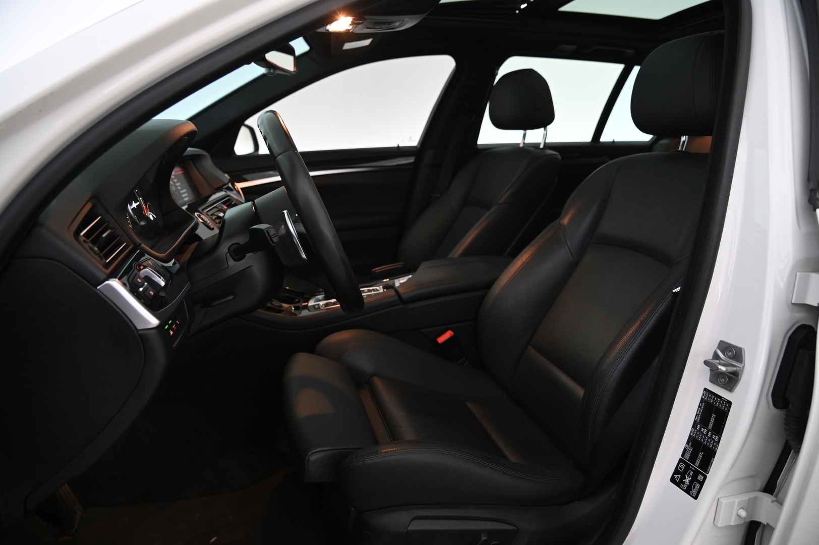 BMW 520 2016 d xDrive M-sport LCI*Panorama / HUD / Hifit / Proff.Navi* - *P-kamera / Näyttävä / Juuri tullut*