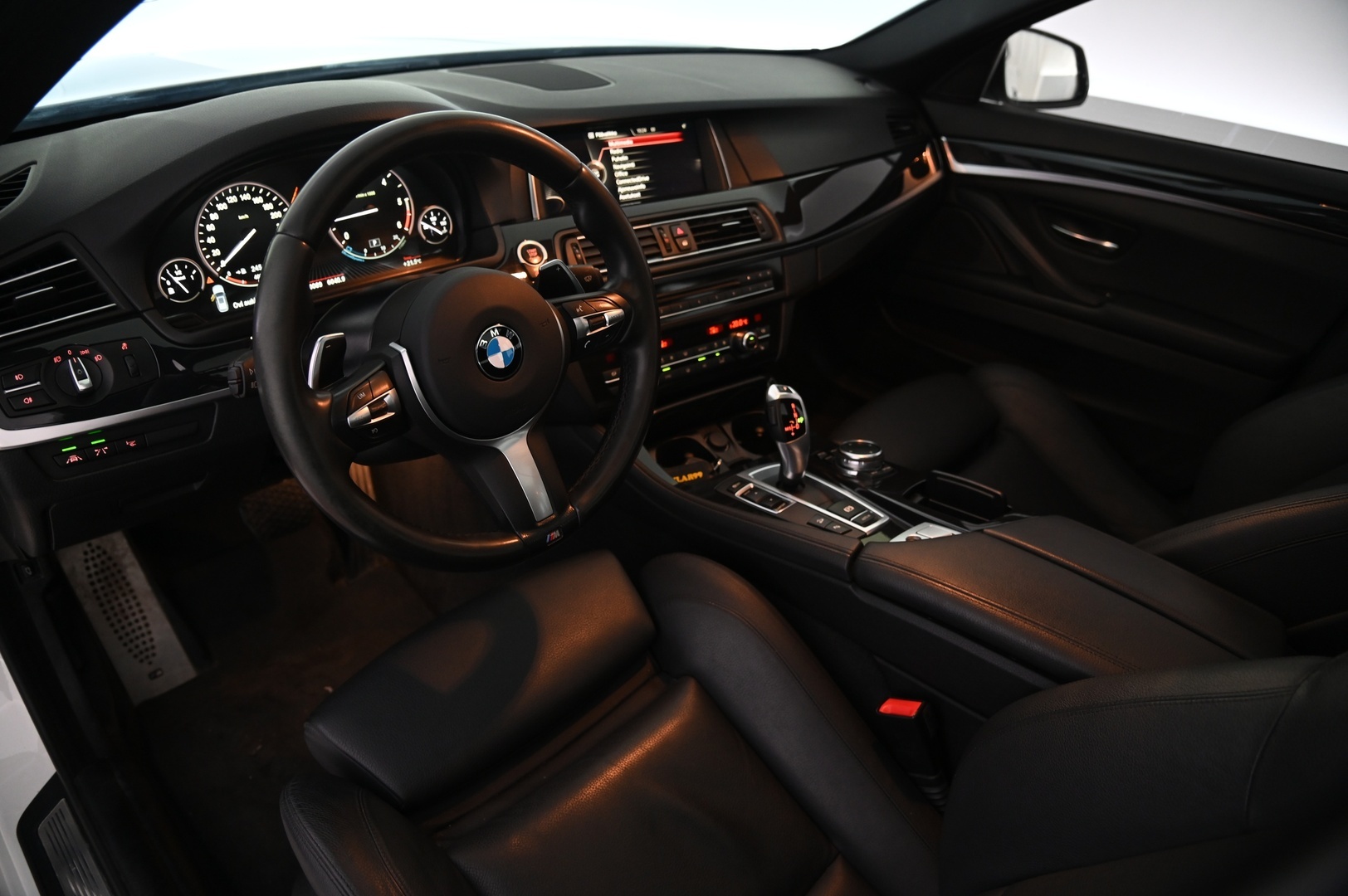 BMW 520 2016 d xDrive M-sport LCI*Panorama / HUD / Hifit / Proff.Navi* - *P-kamera / Näyttävä / Juuri tullut*